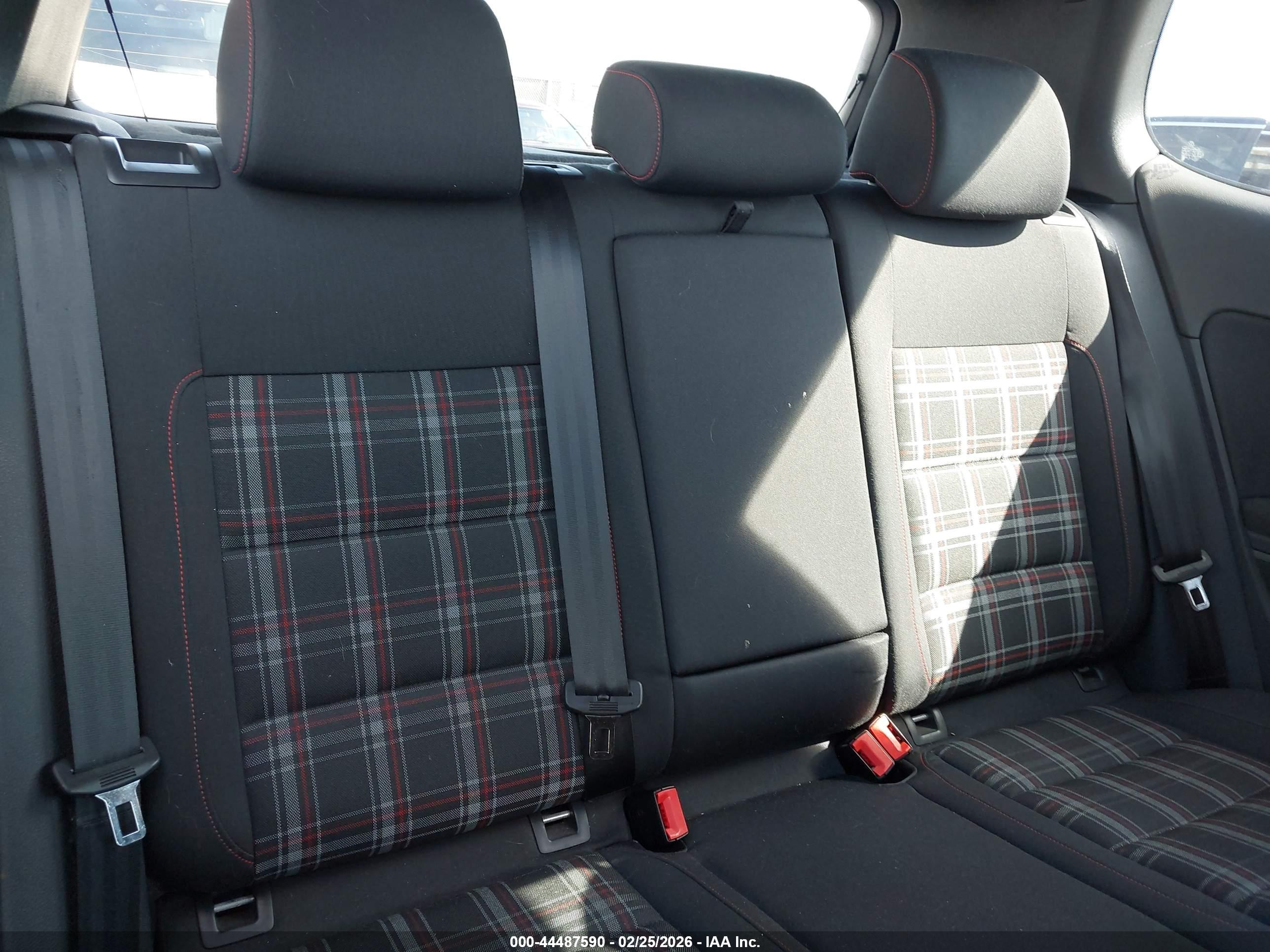 VOLKSWAGEN GTI image 8