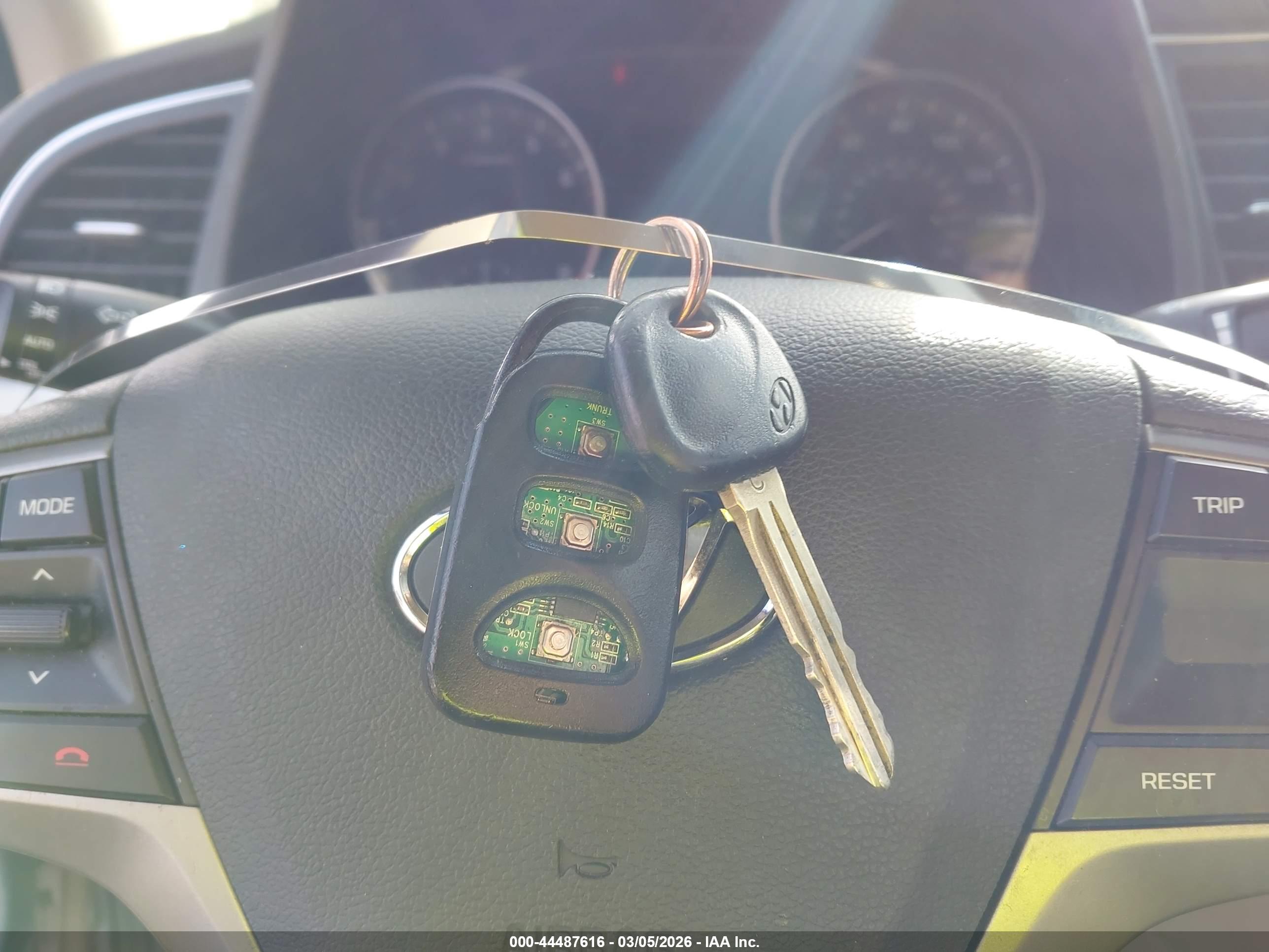 HYUNDAI ELANTRA image 11