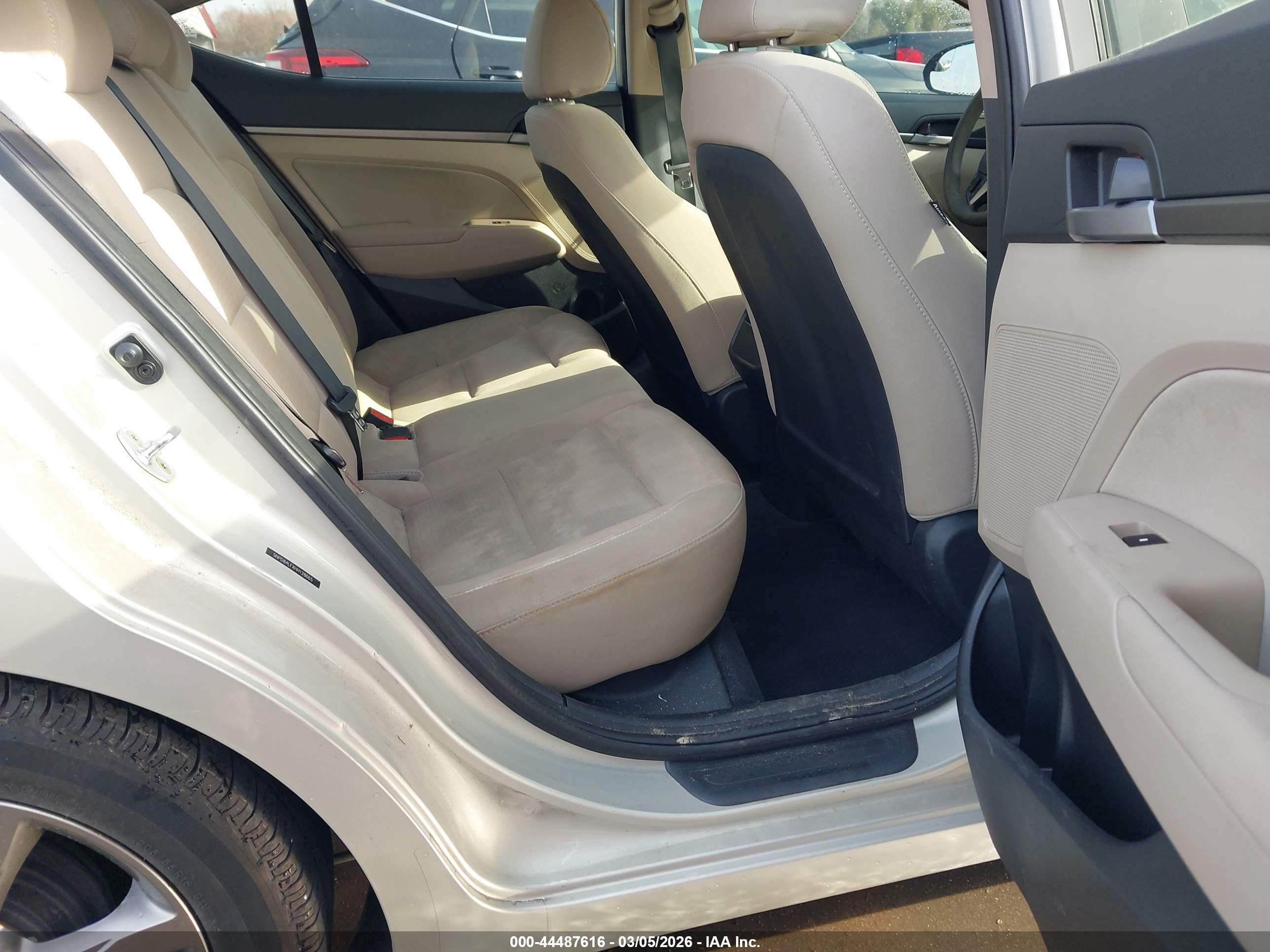 HYUNDAI ELANTRA image 8