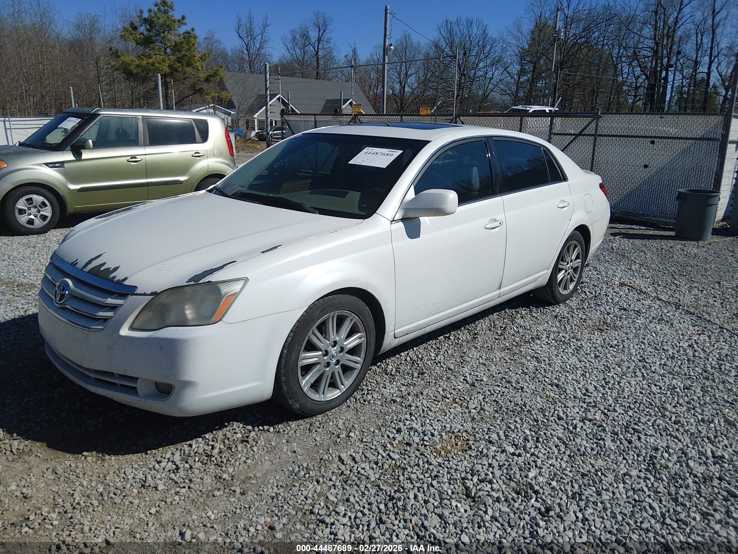 TOYOTA AVALON image 2
