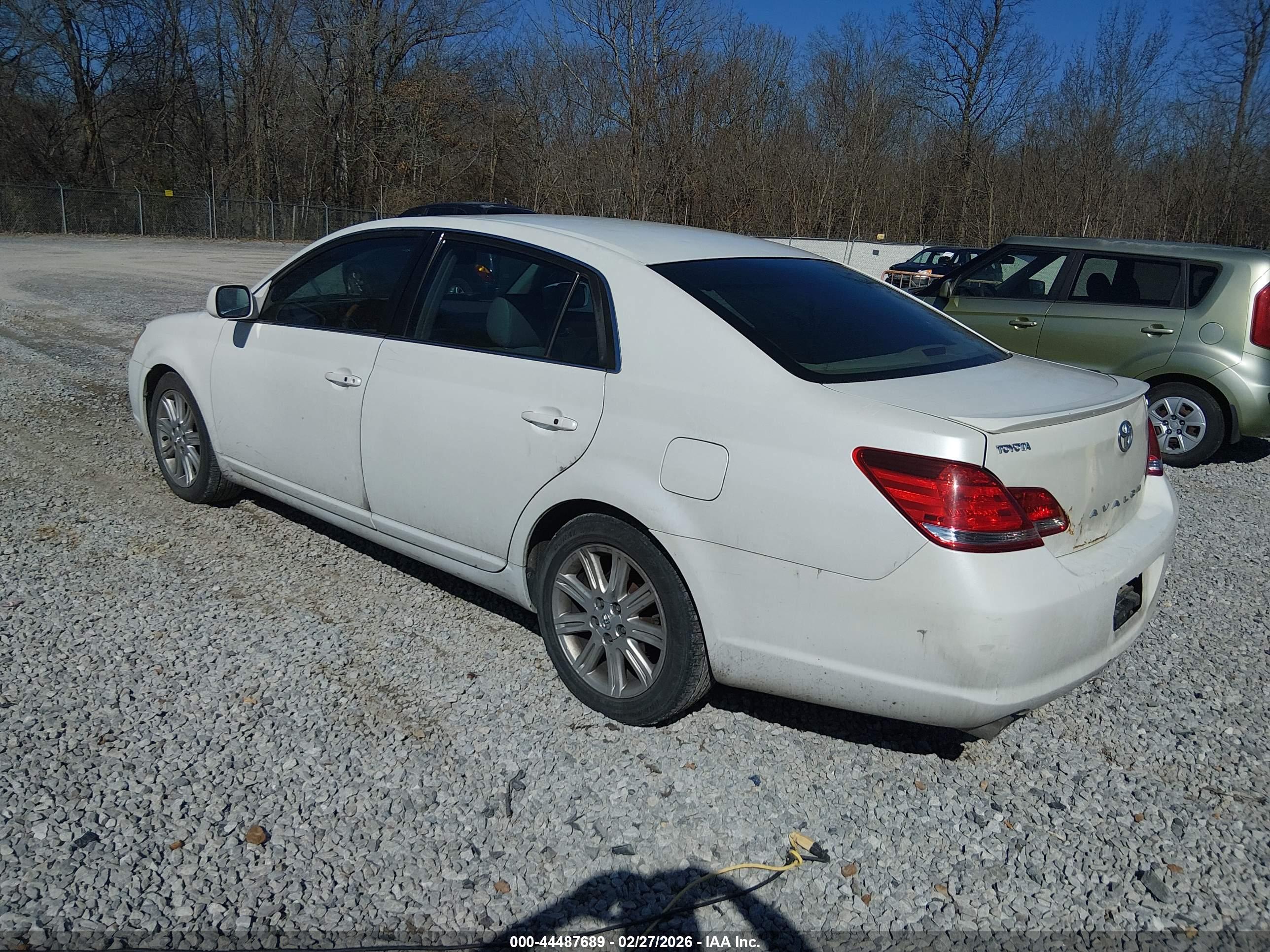 TOYOTA AVALON image 3