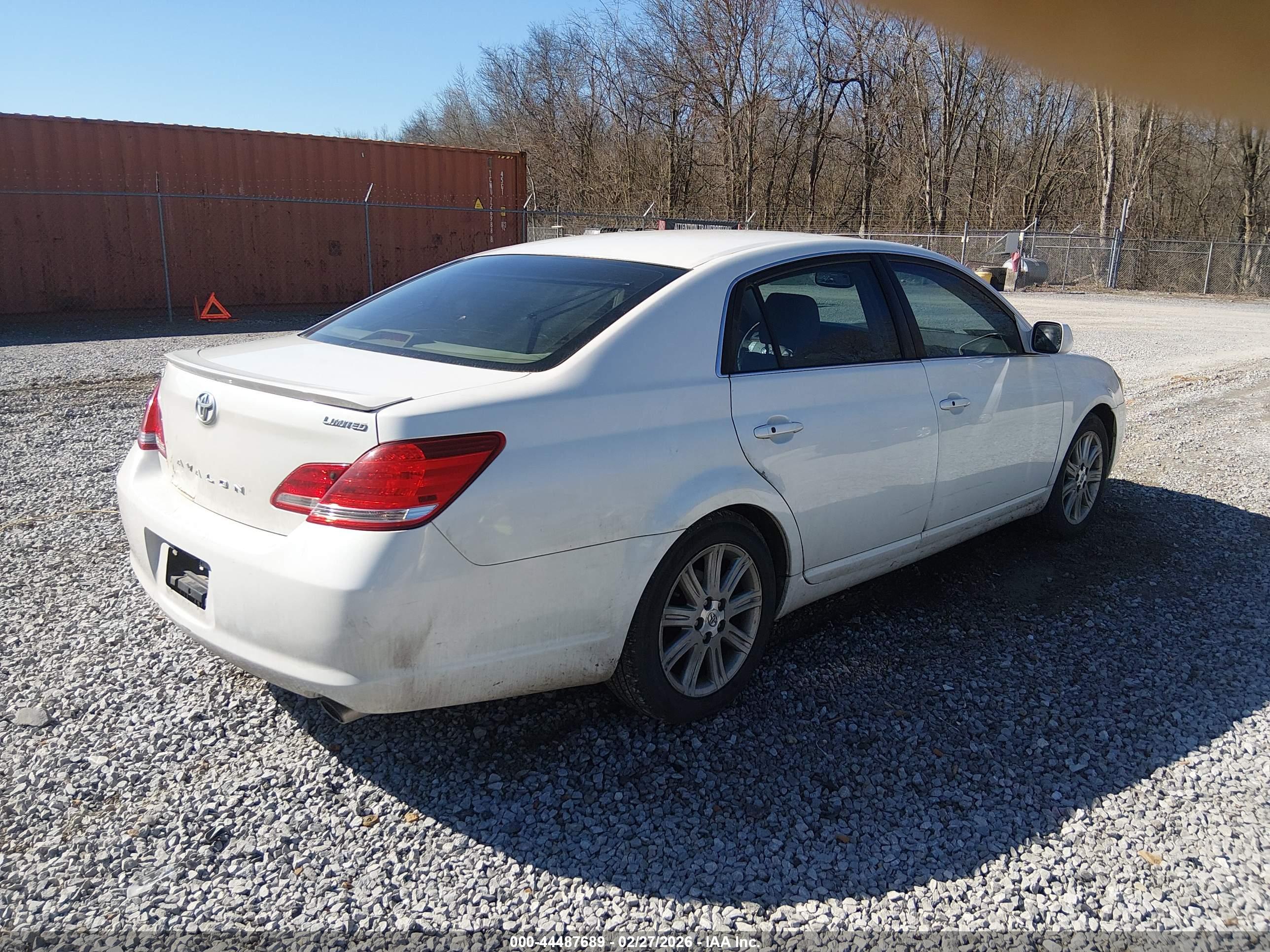 TOYOTA AVALON image 4