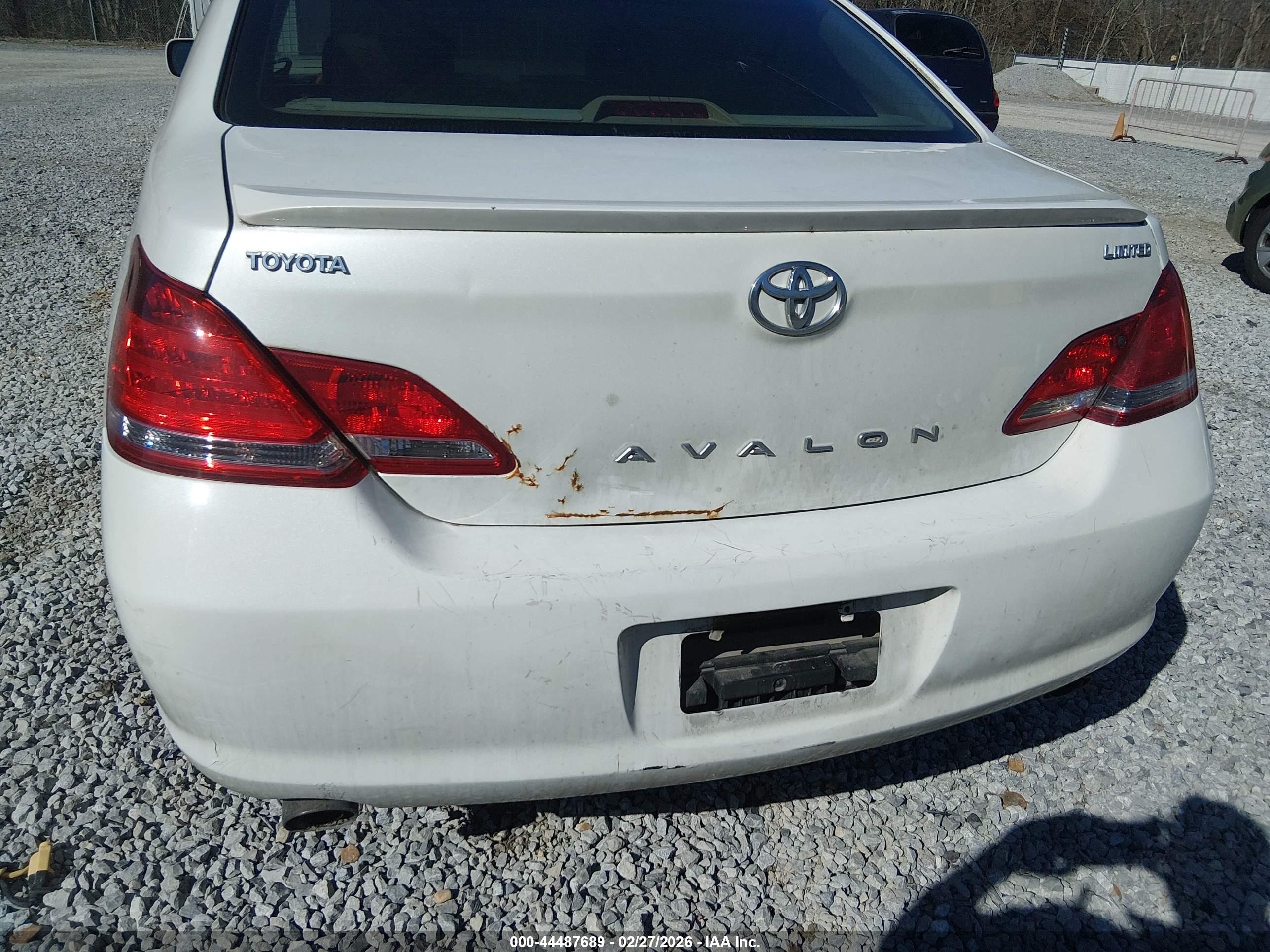 TOYOTA AVALON image 6