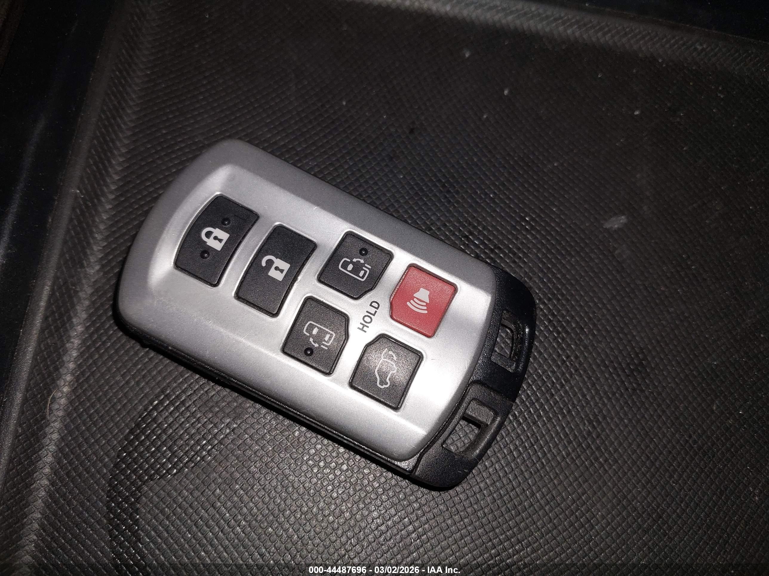 TOYOTA SIENNA image 11