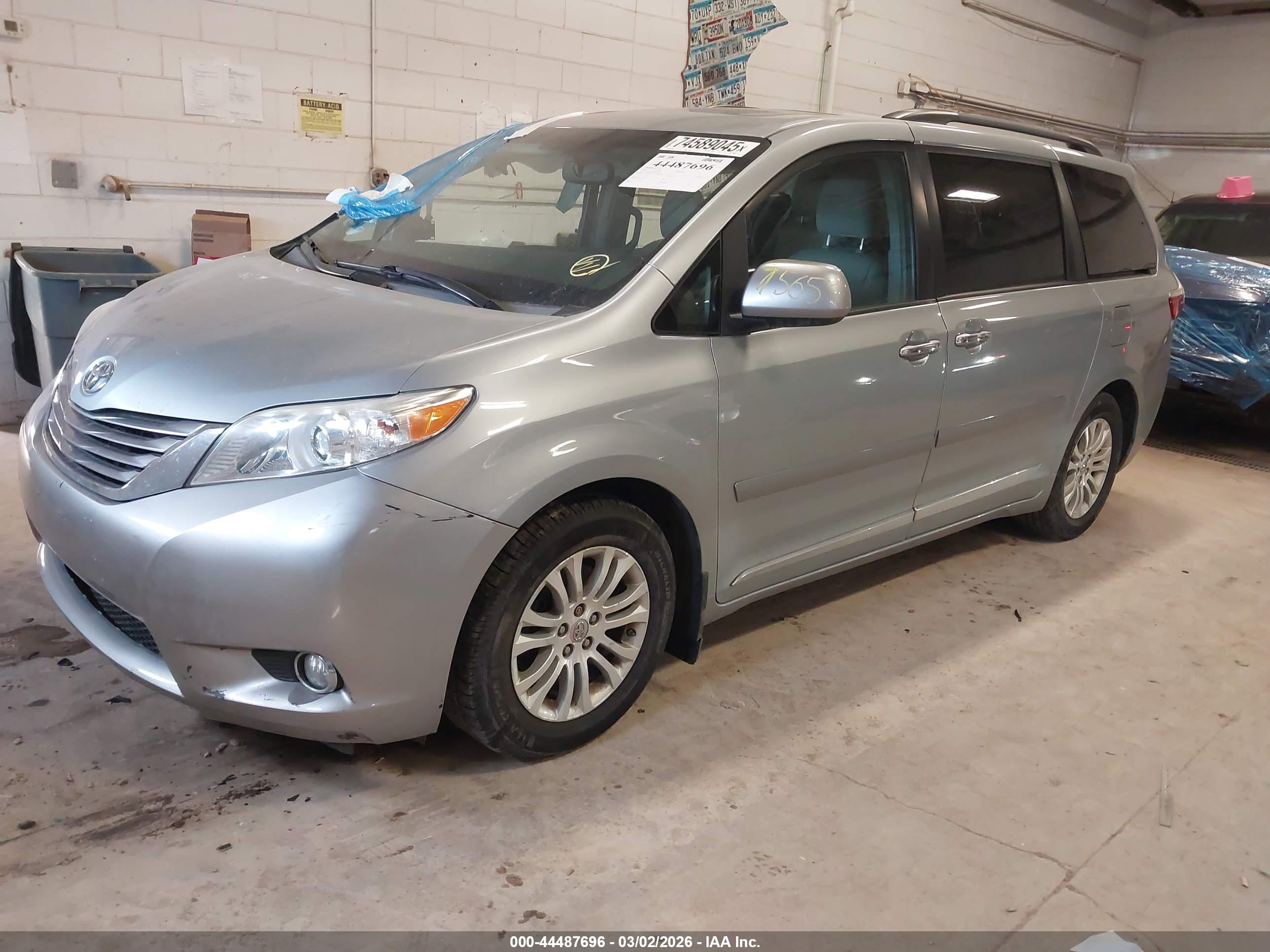 TOYOTA SIENNA image 2