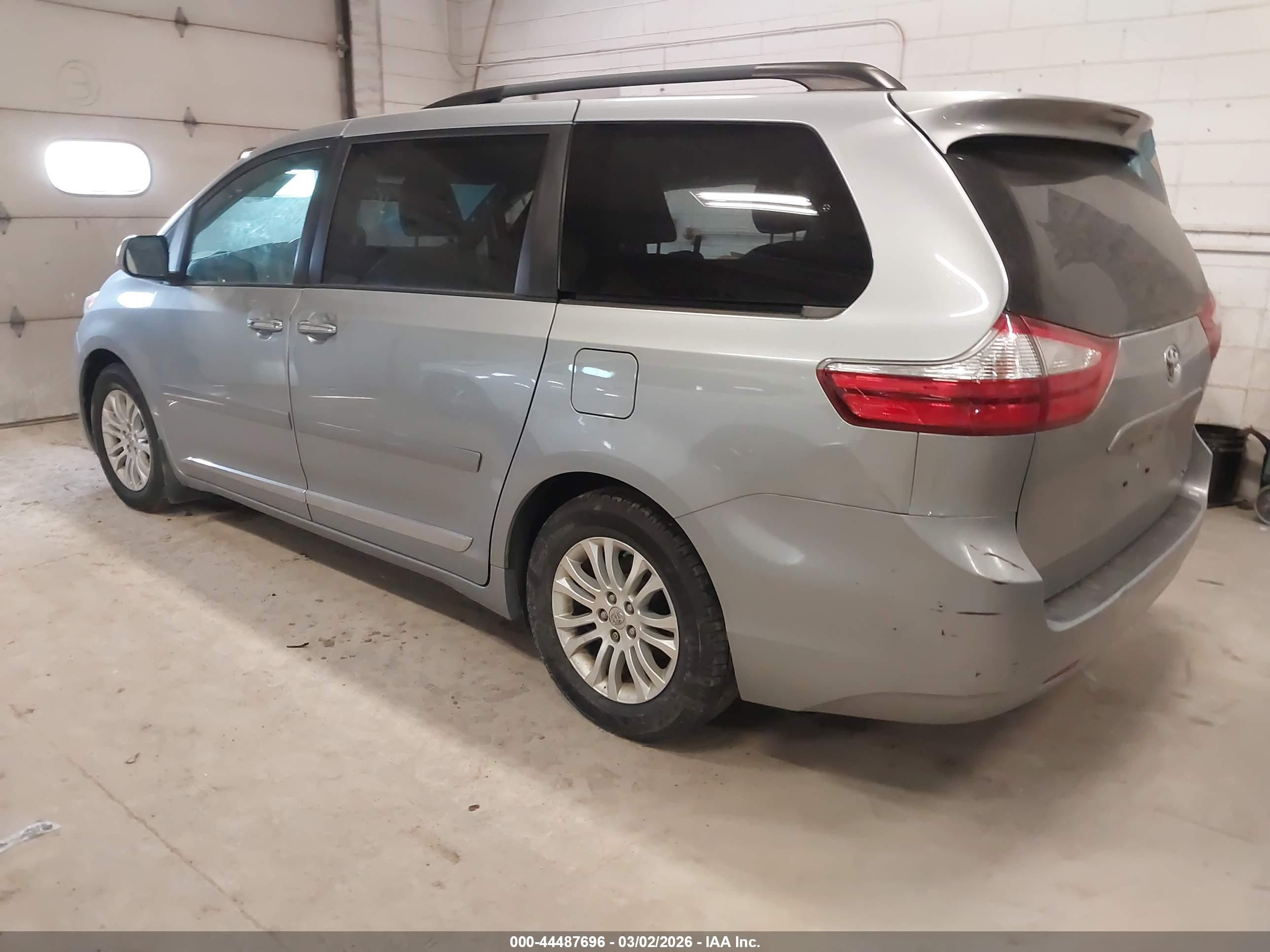 TOYOTA SIENNA image 3