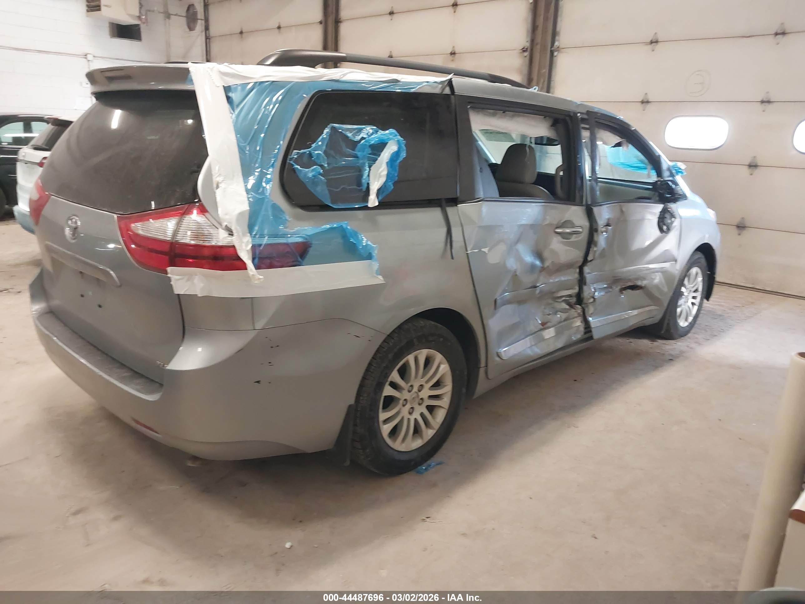 TOYOTA SIENNA image 4