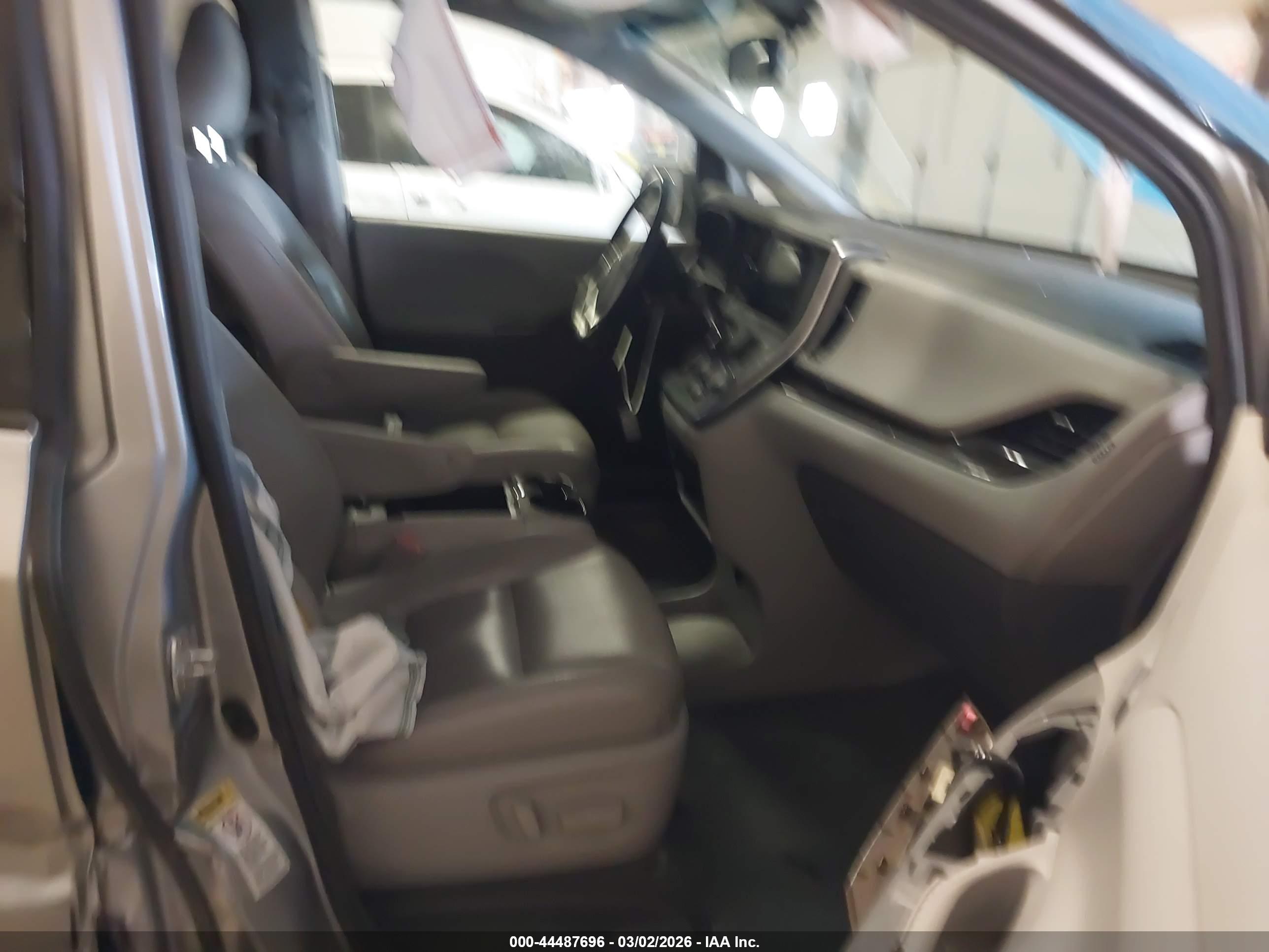 TOYOTA SIENNA image 5