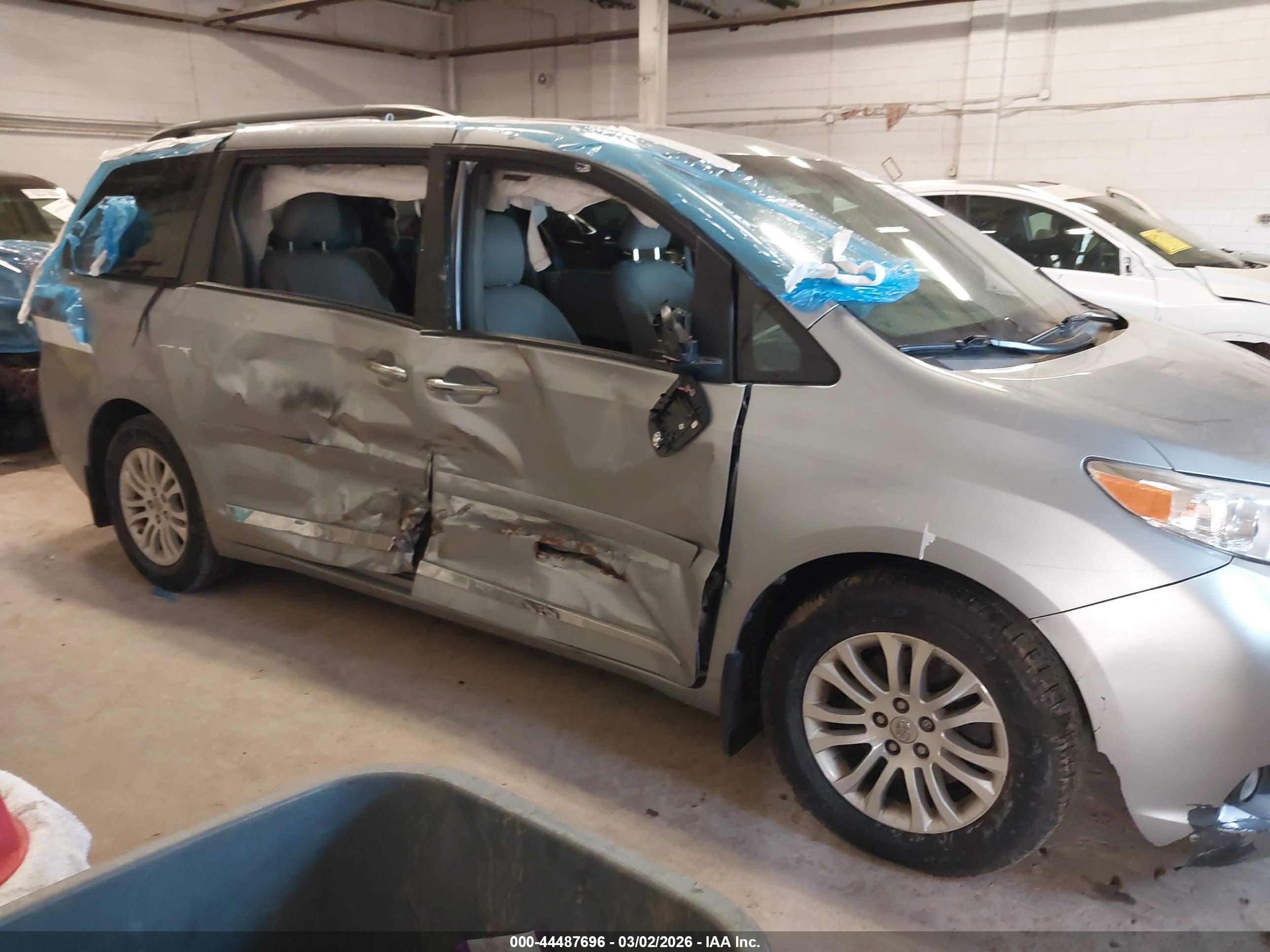 TOYOTA SIENNA image 6