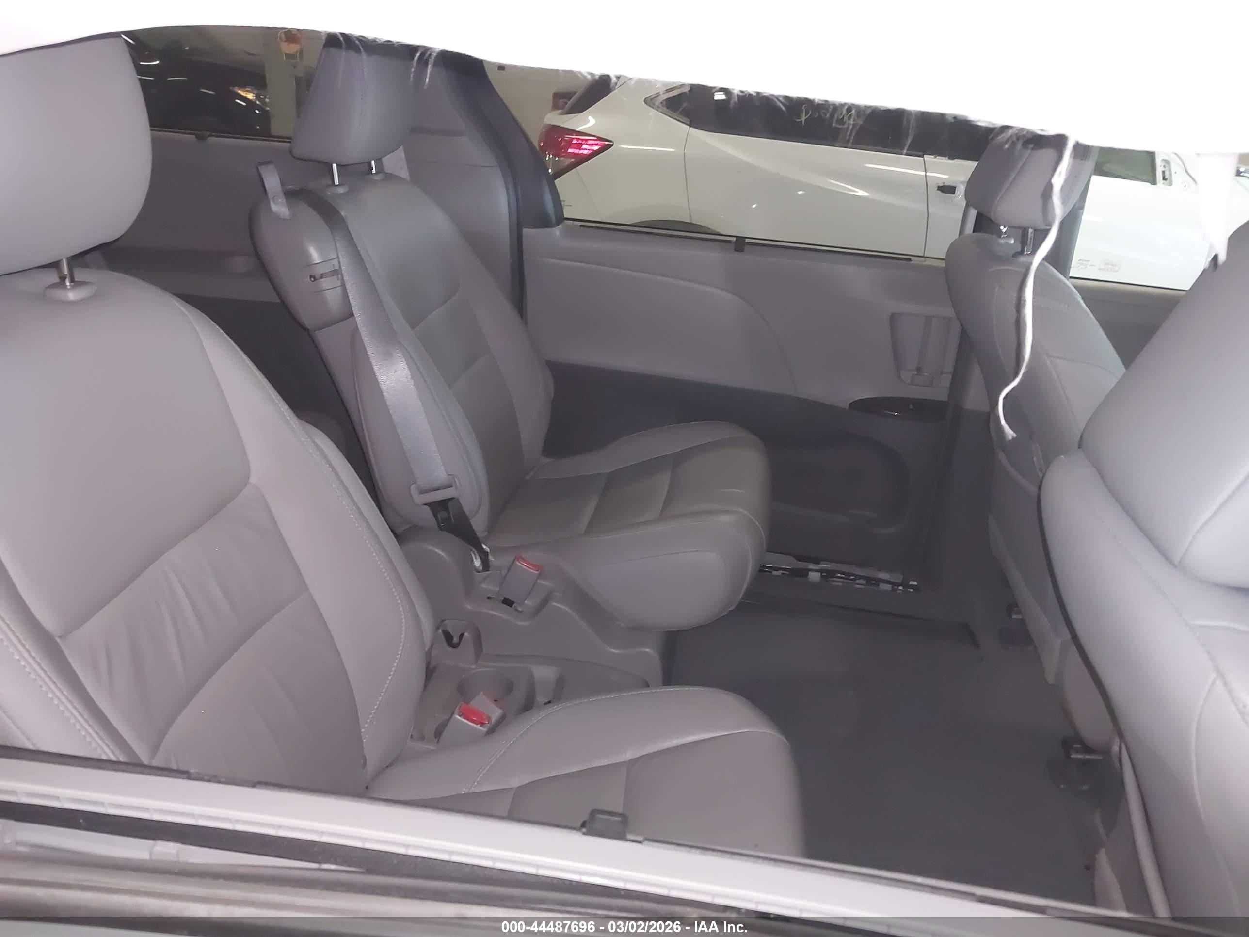 TOYOTA SIENNA image 8