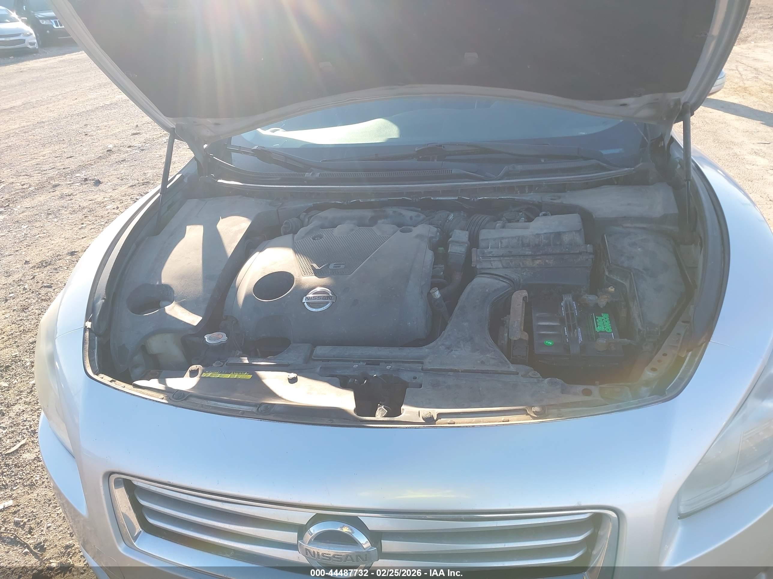 NISSAN MAXIMA image 10