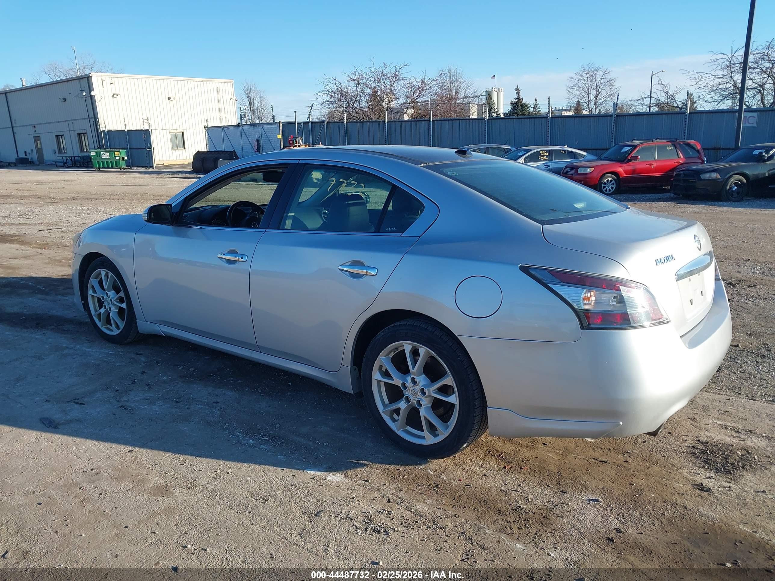 NISSAN MAXIMA image 3