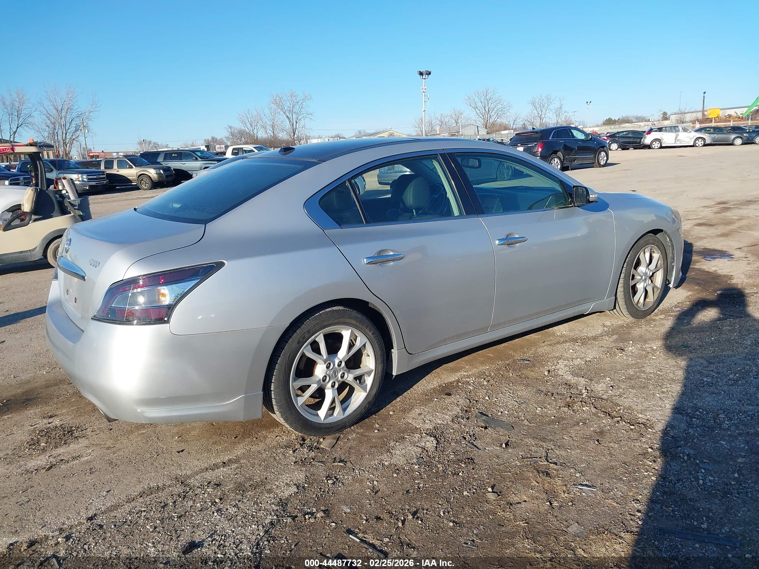 NISSAN MAXIMA image 4
