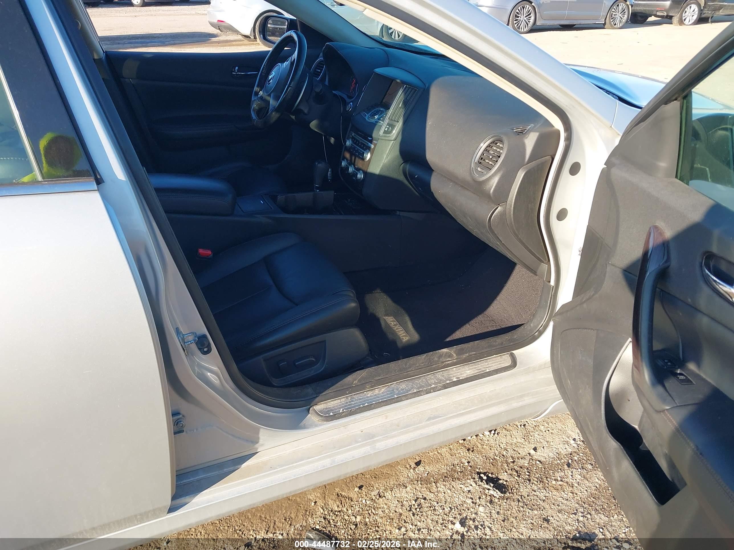 NISSAN MAXIMA image 5