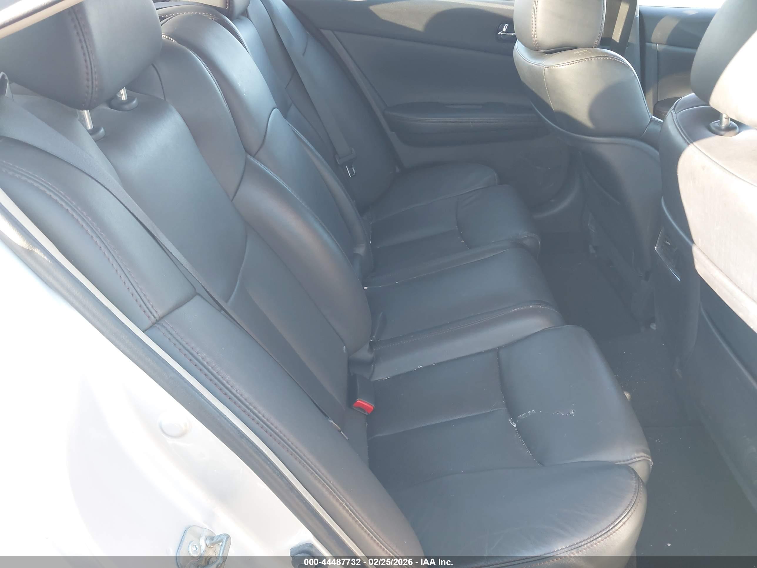 NISSAN MAXIMA image 8