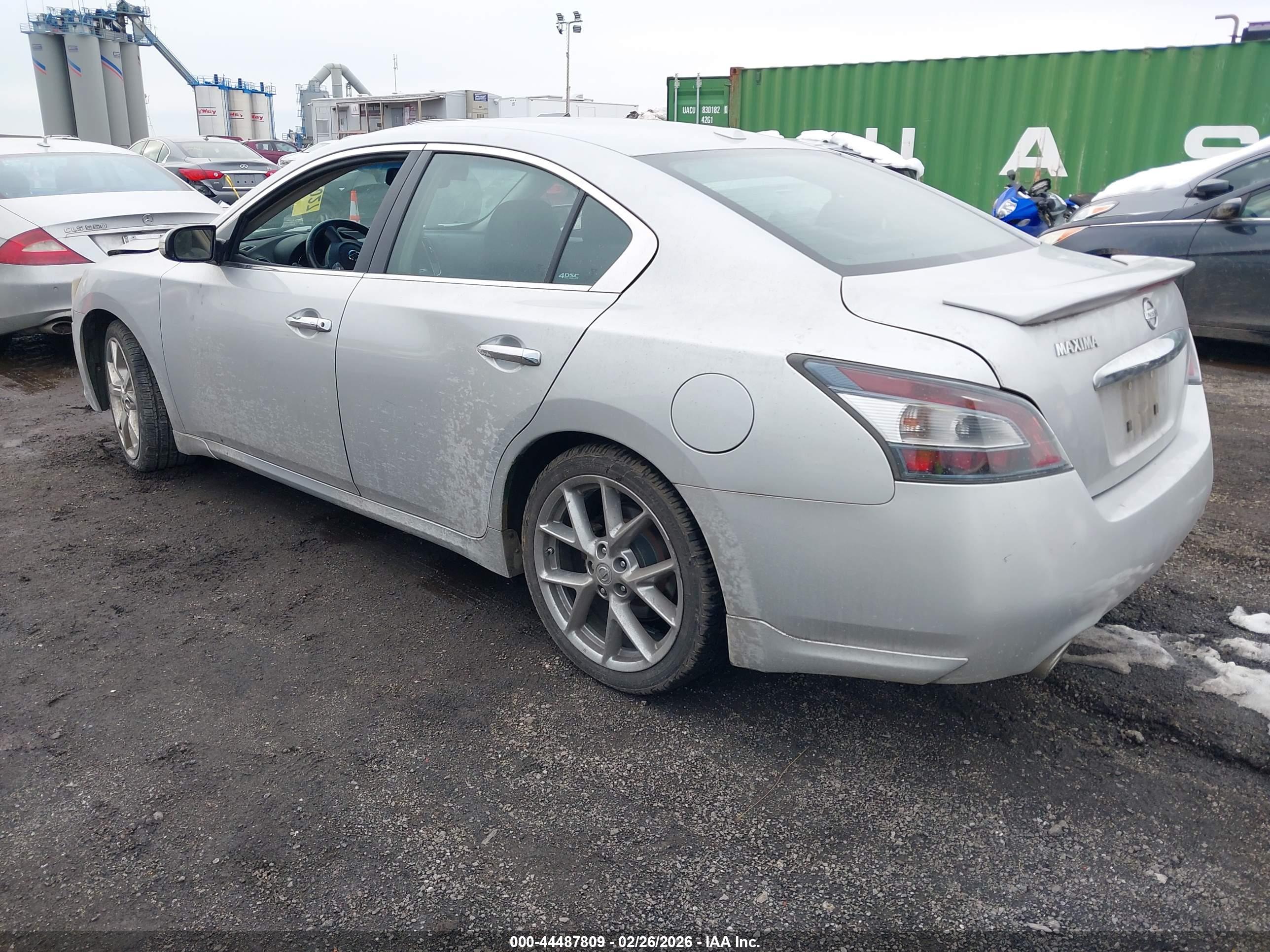 NISSAN MAXIMA image 3