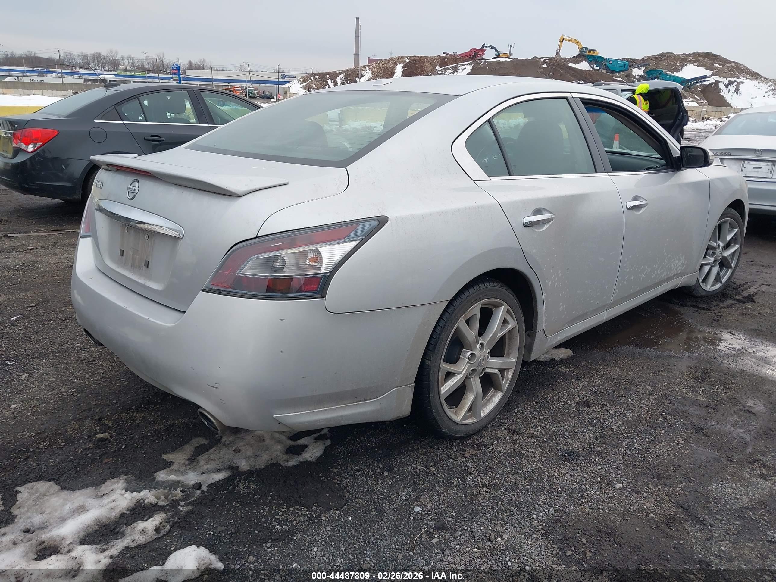 NISSAN MAXIMA image 4