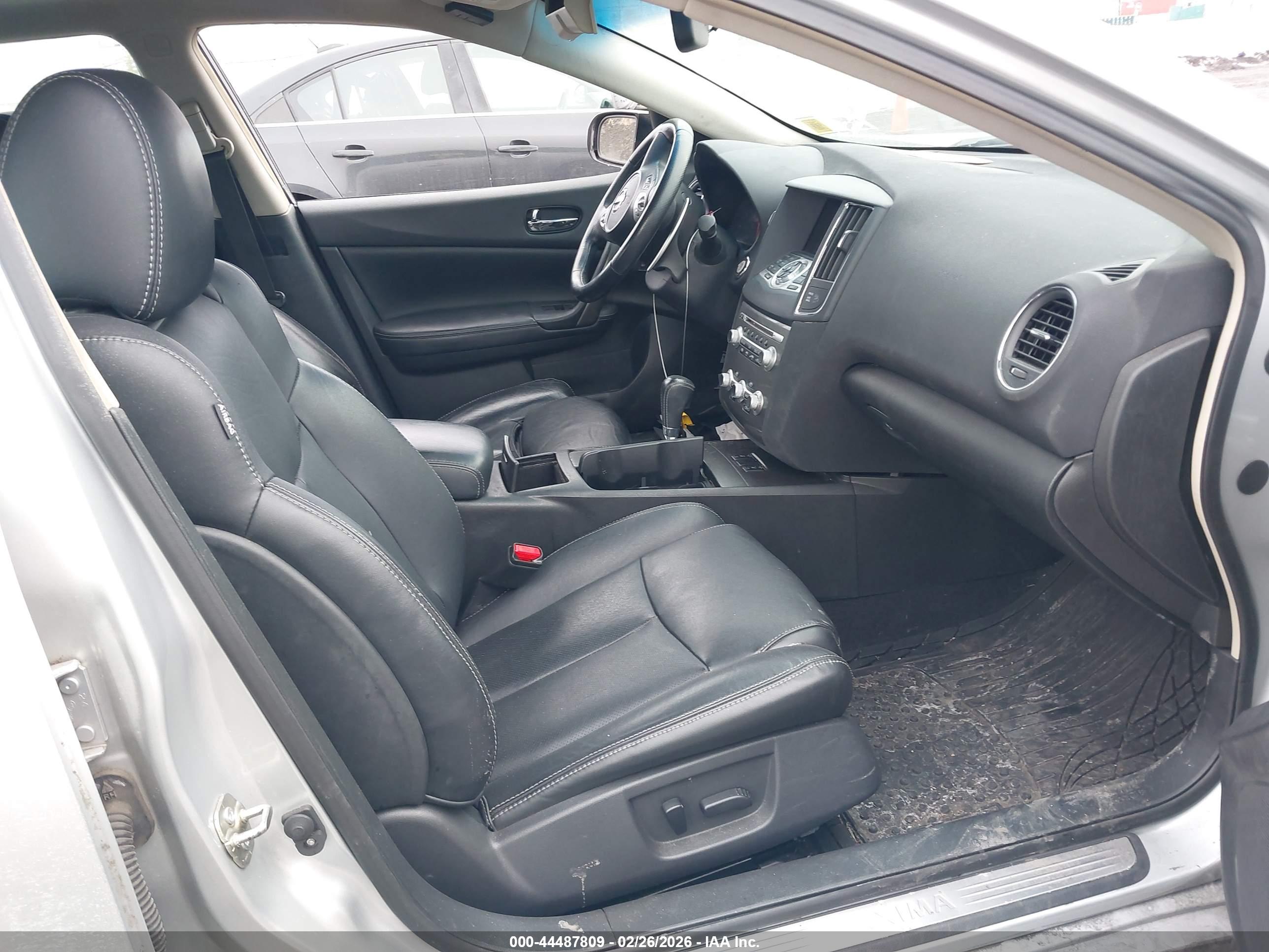NISSAN MAXIMA image 5