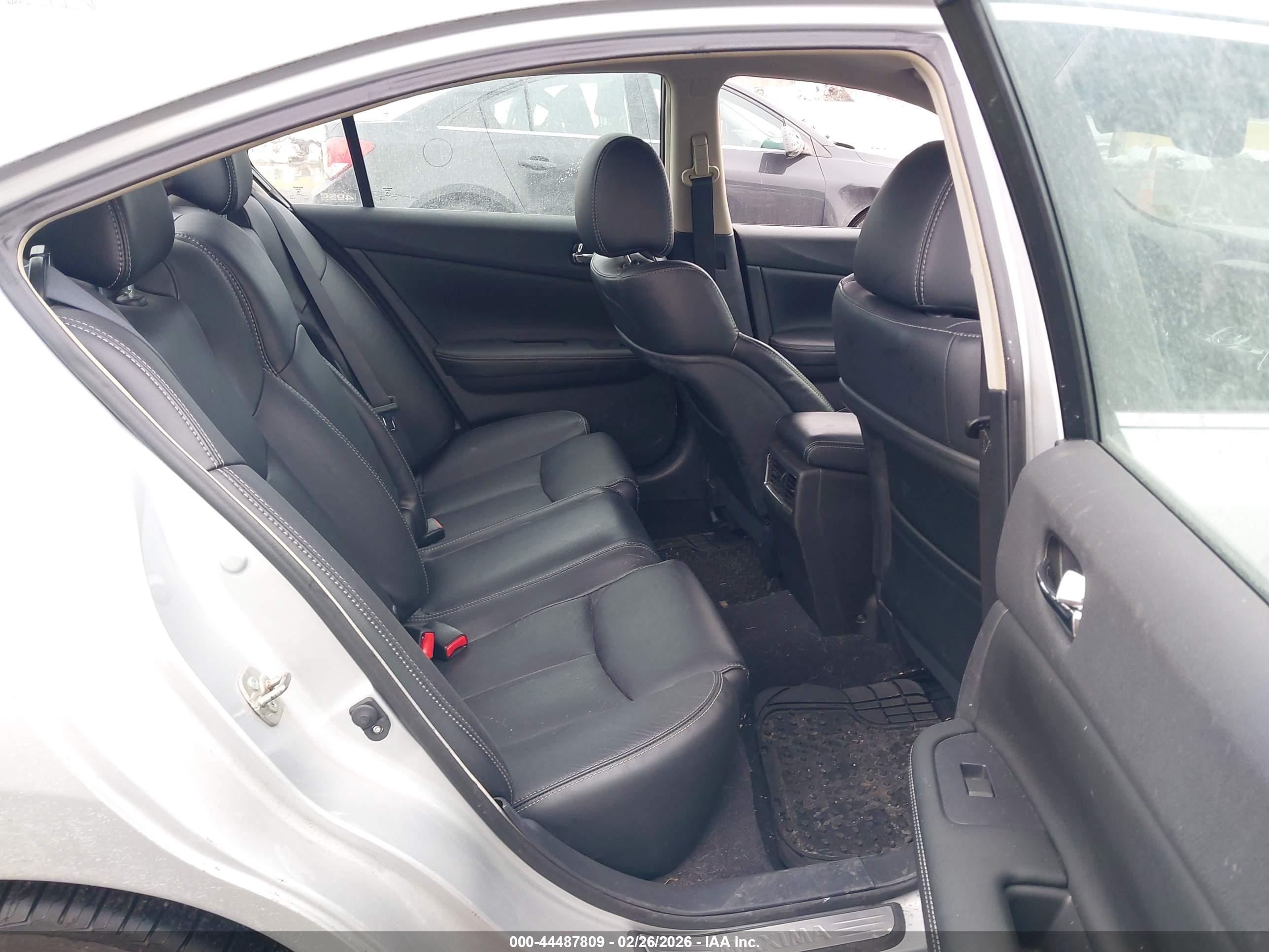 NISSAN MAXIMA image 8