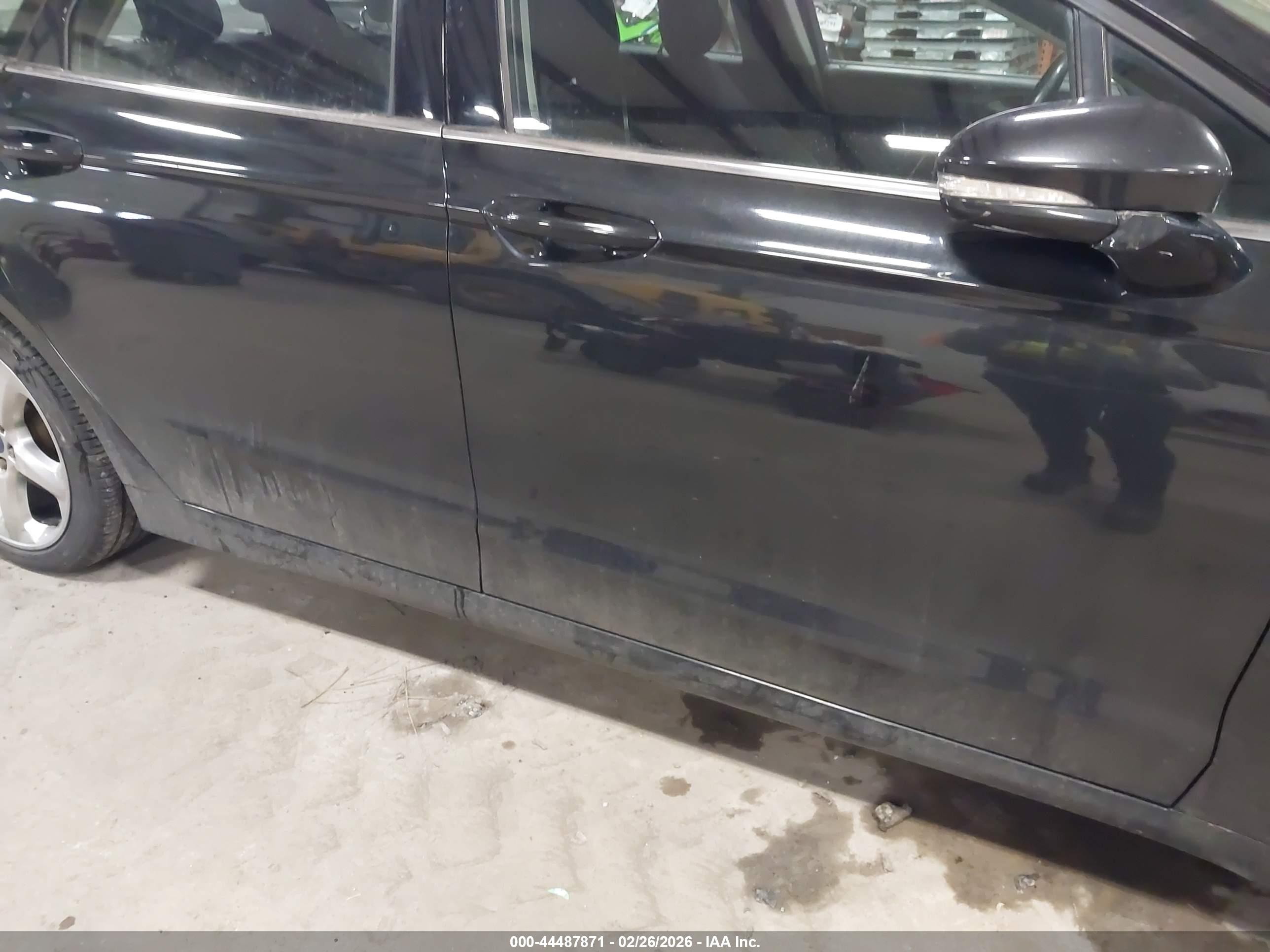 FORD FUSION image 6