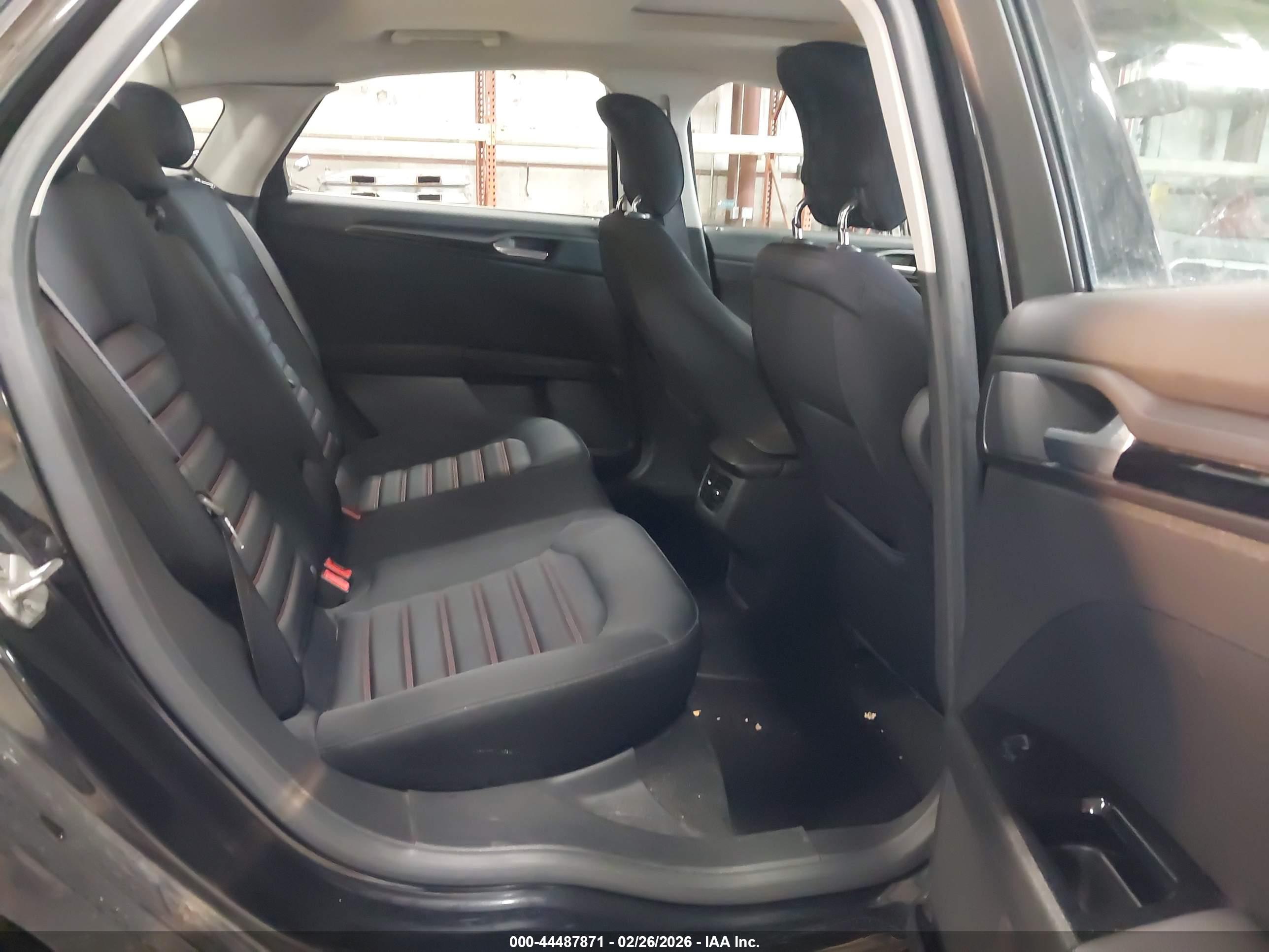FORD FUSION image 8