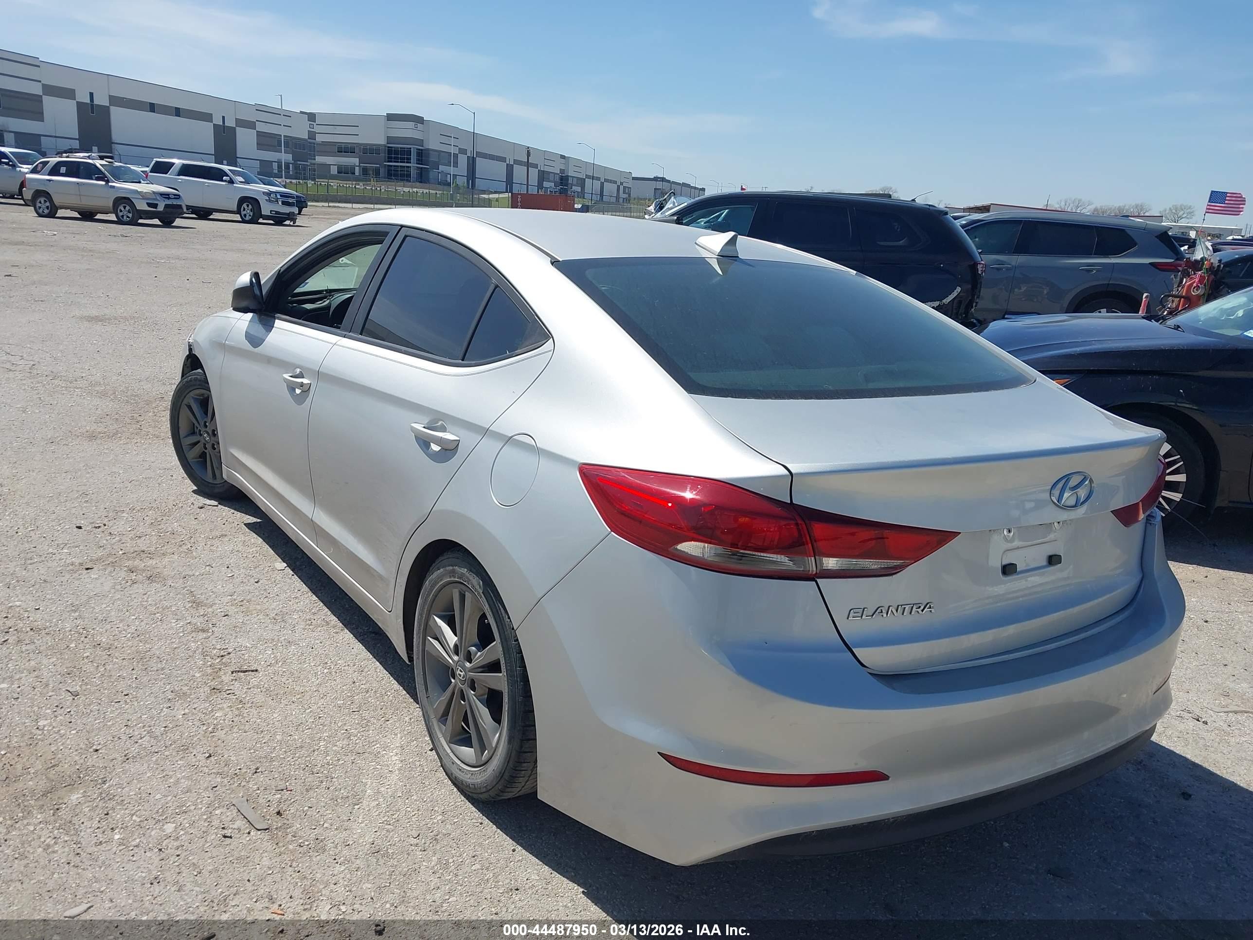HYUNDAI ELANTRA image 3