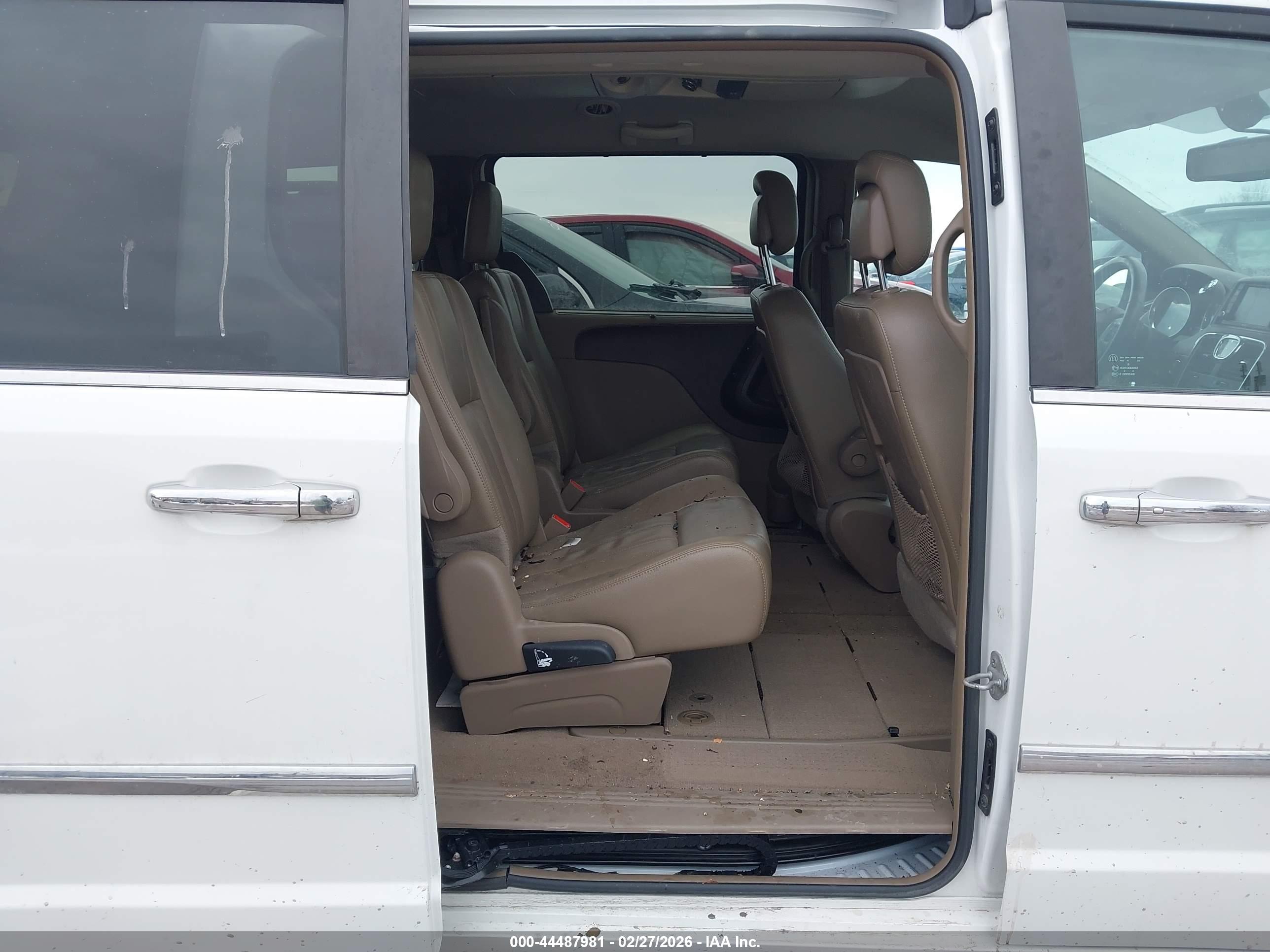 CHRYSLER TOWN image 8