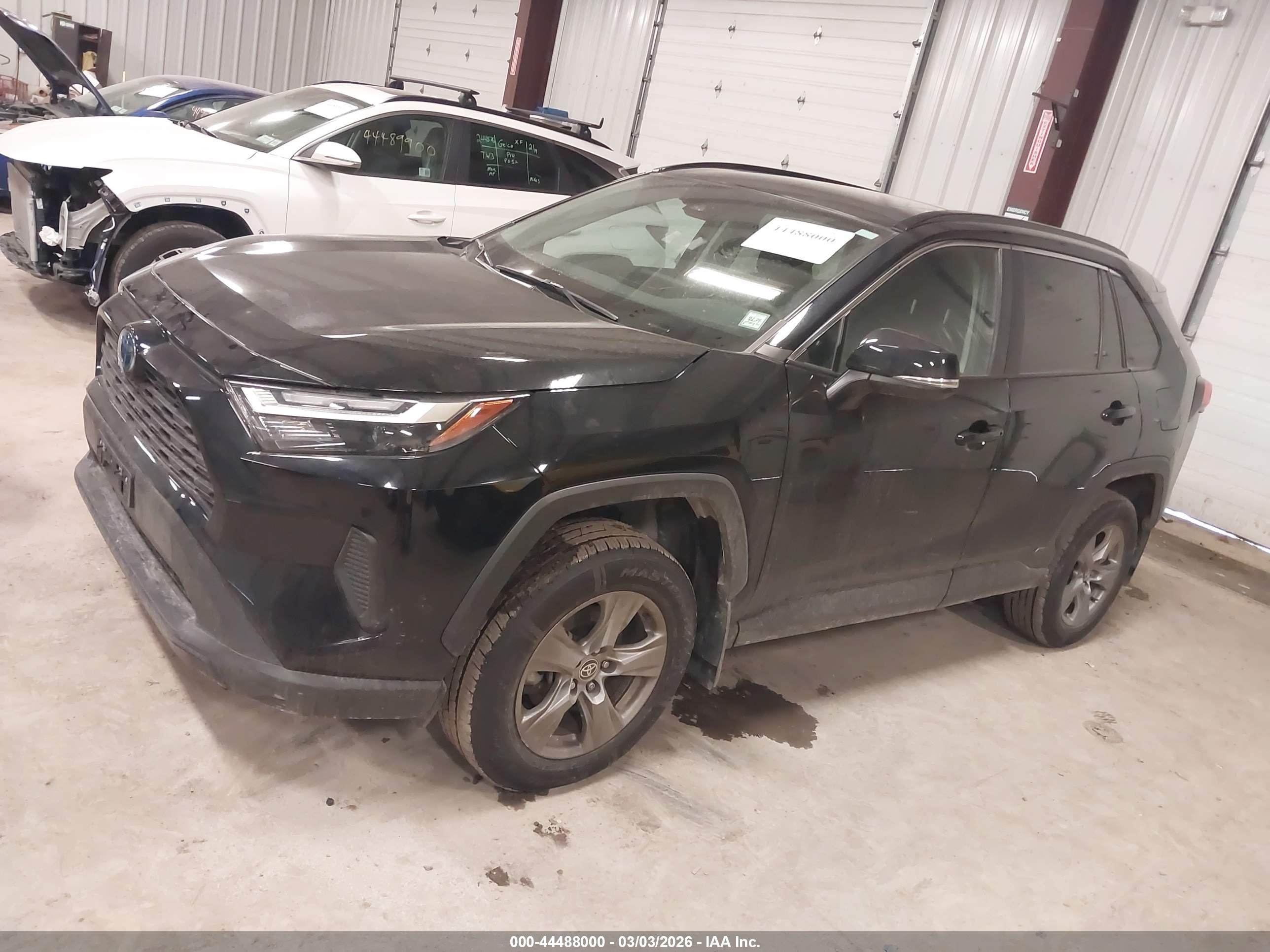 TOYOTA RAV4 image 2