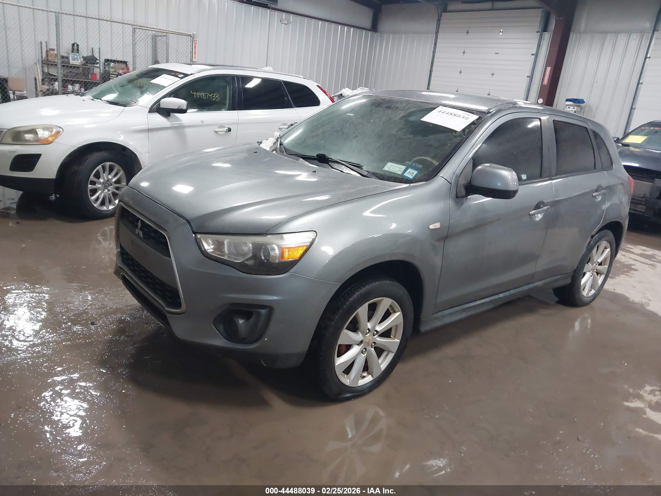 MITSUBISHI OUTLANDER image 2