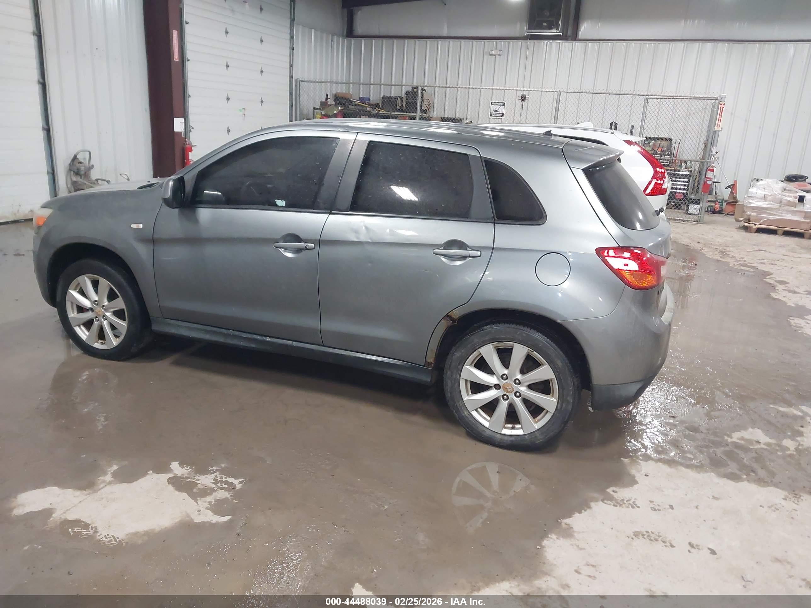MITSUBISHI OUTLANDER image 3