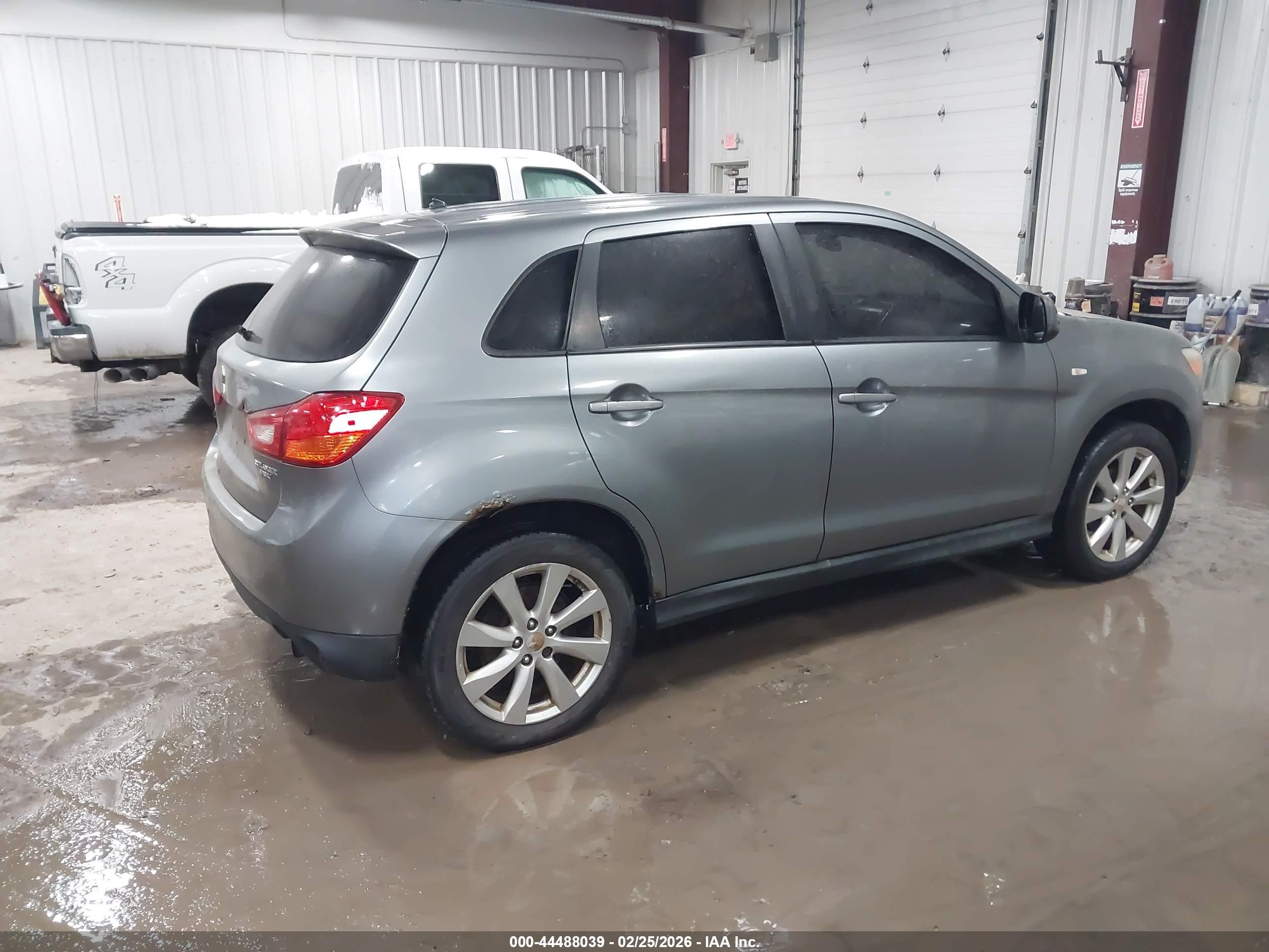 MITSUBISHI OUTLANDER image 4