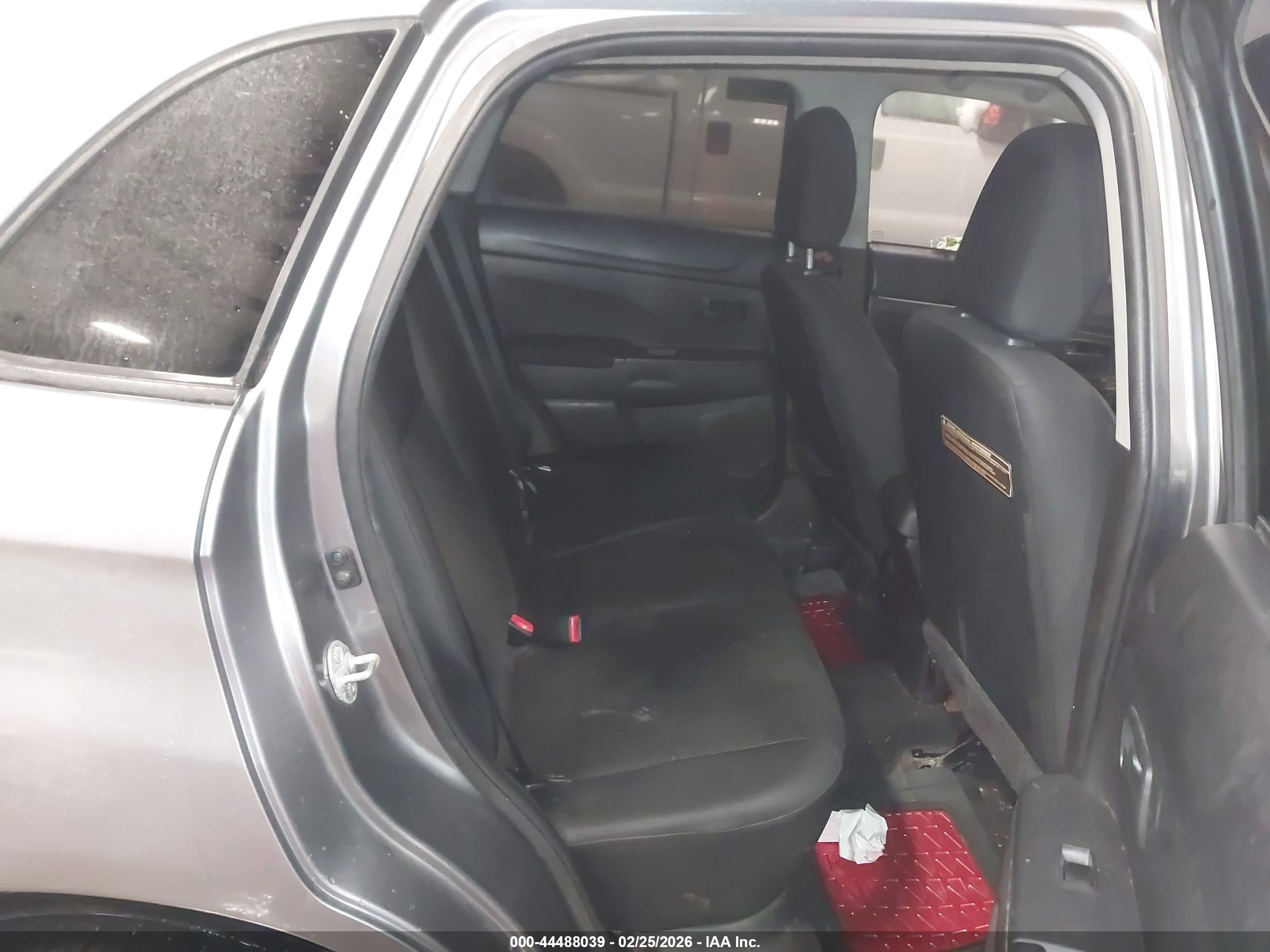 MITSUBISHI OUTLANDER image 8