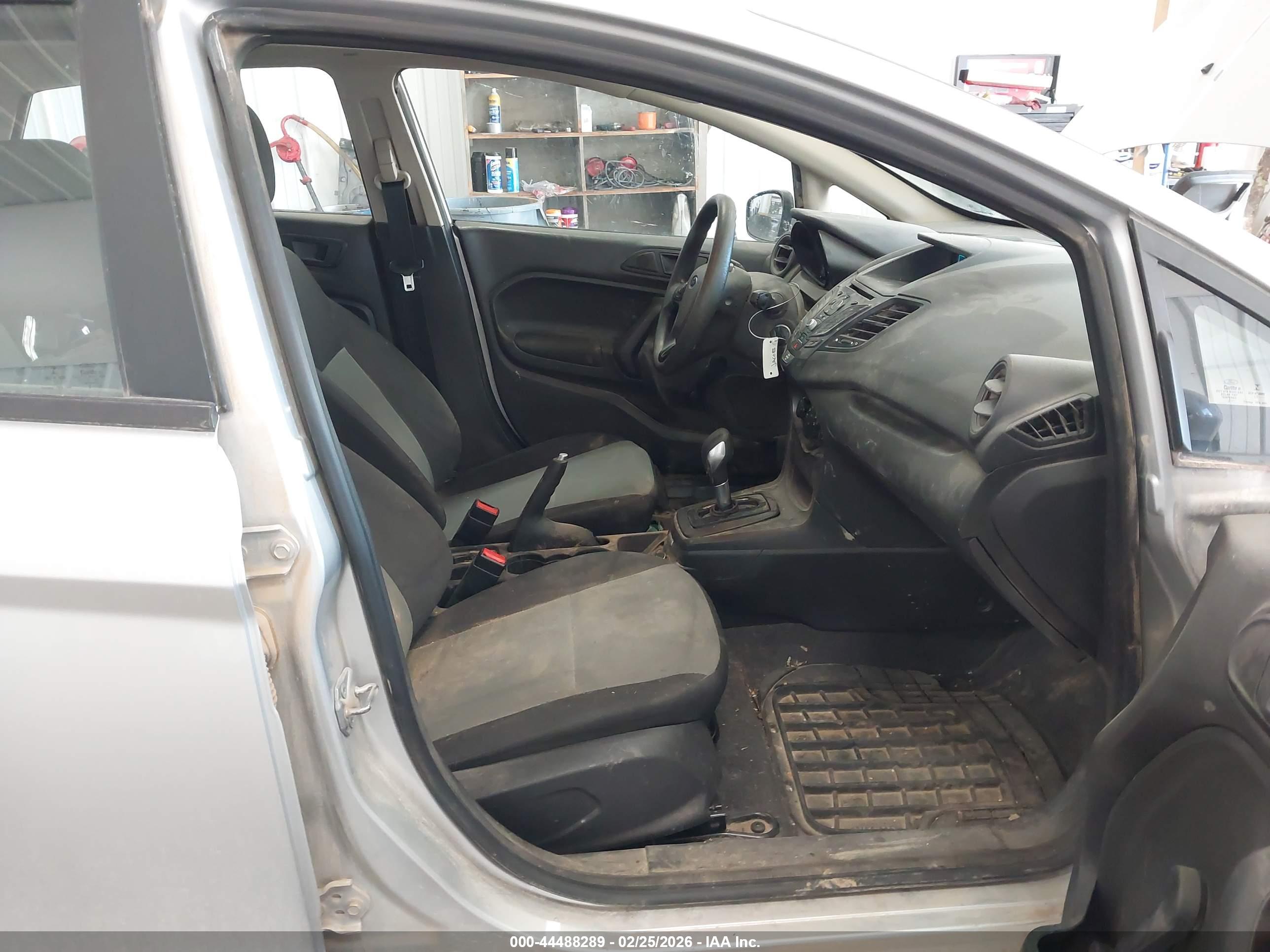 FORD FIESTA image 5