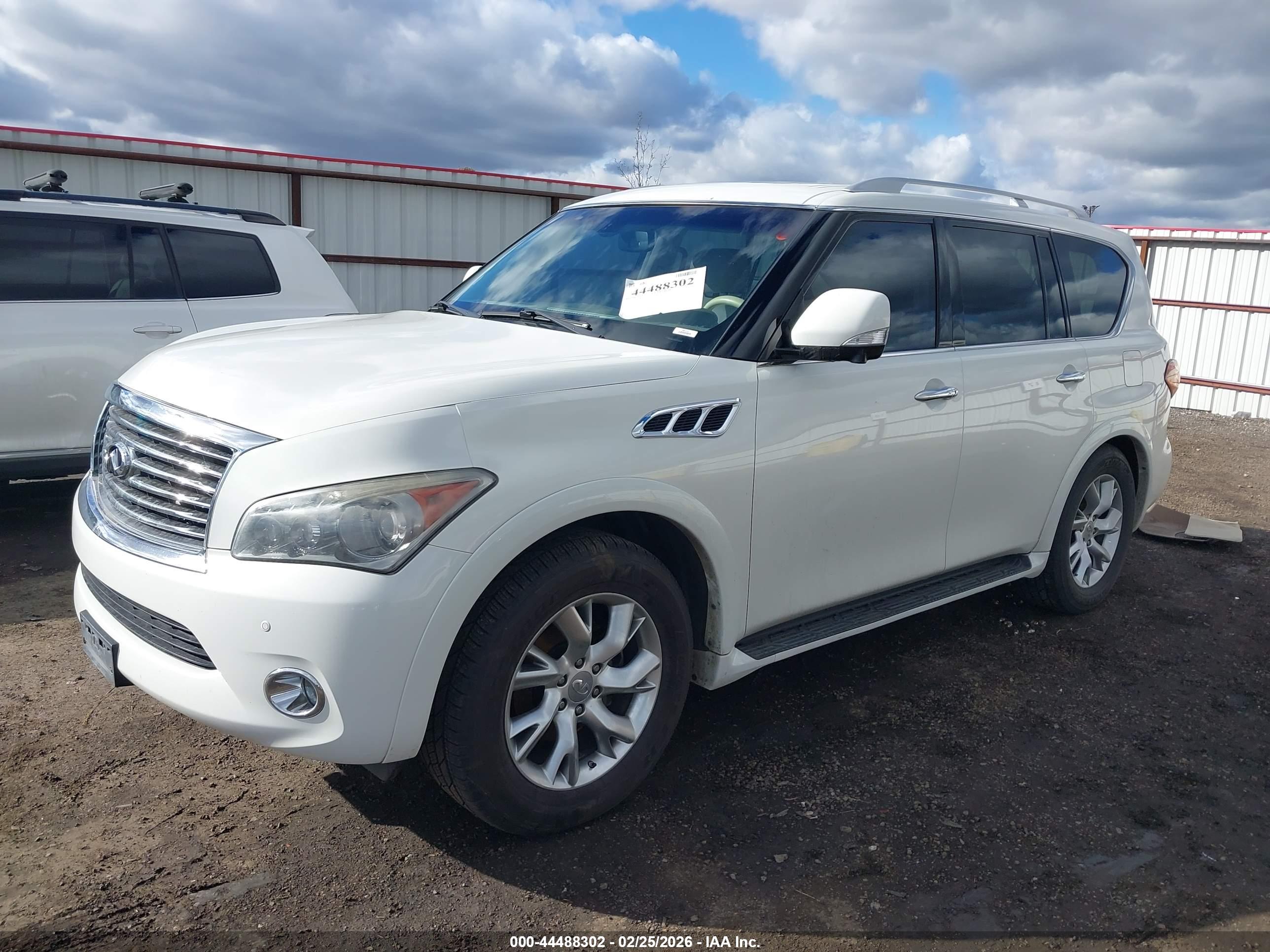 INFINITI QX56 image 2