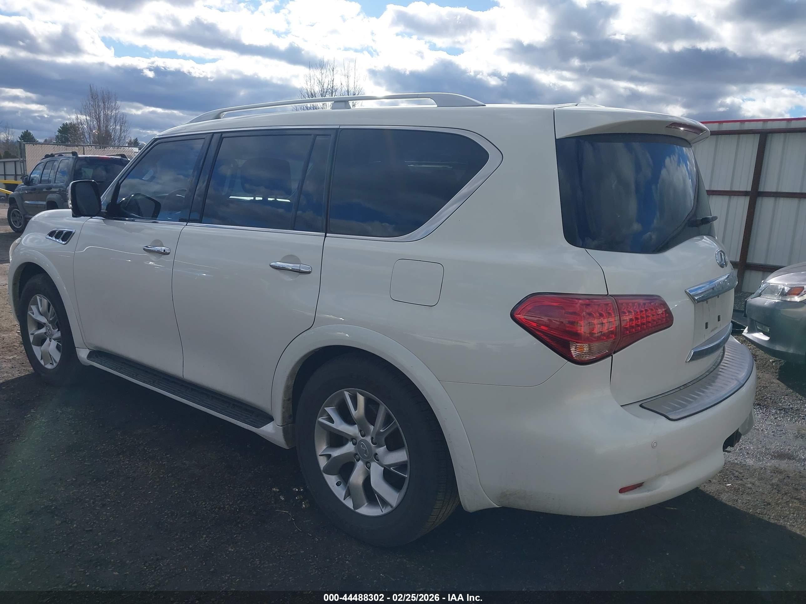 INFINITI QX56 image 3
