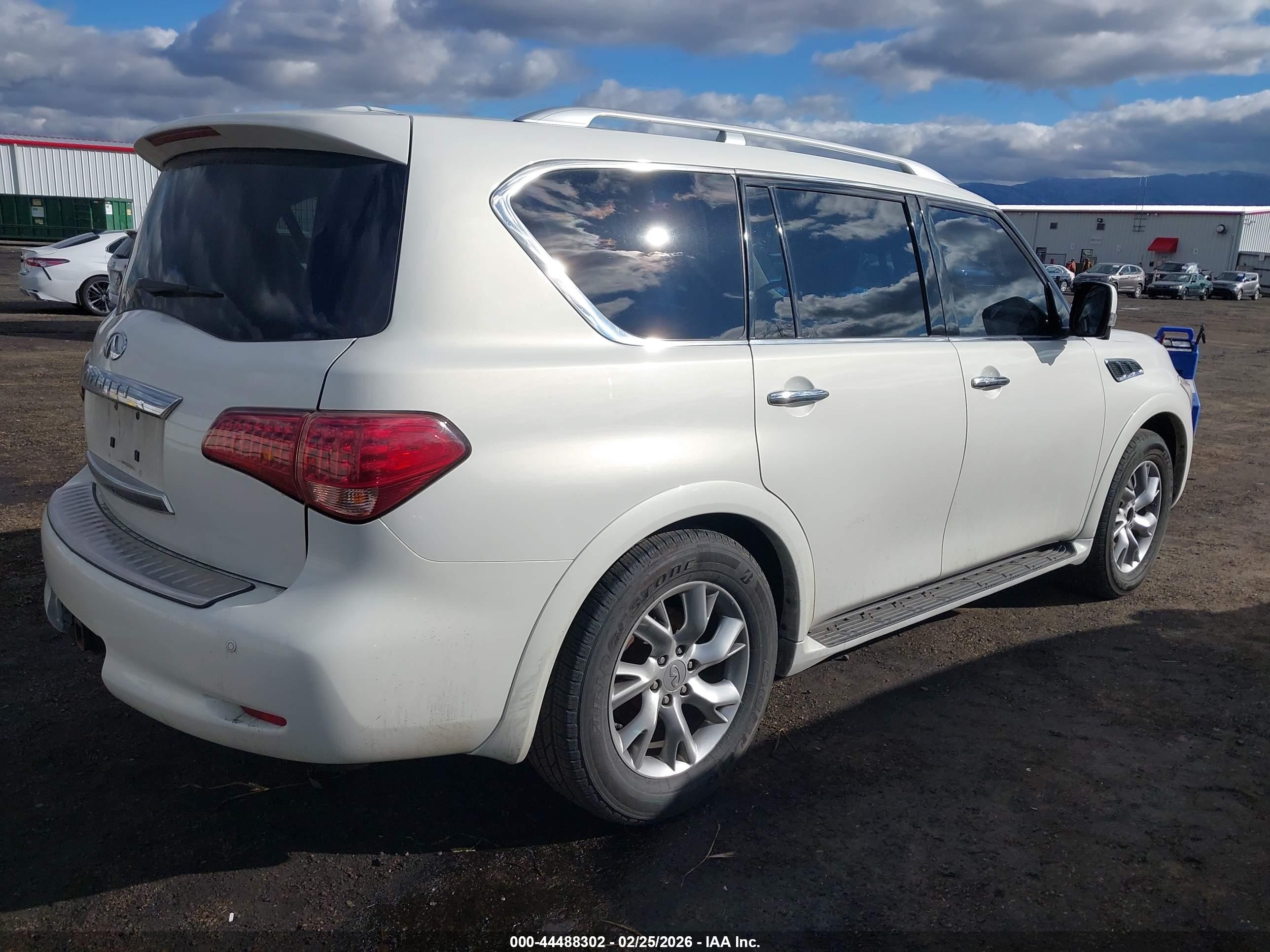INFINITI QX56 image 4