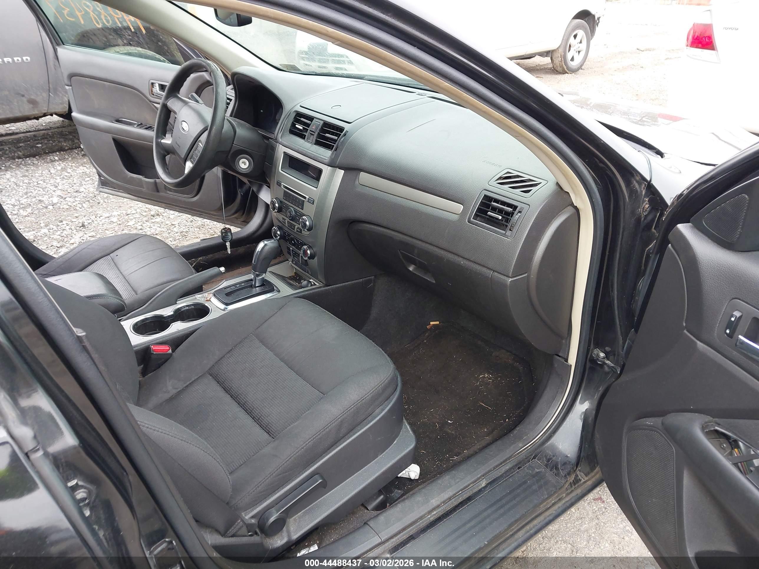 FORD FUSION image 5