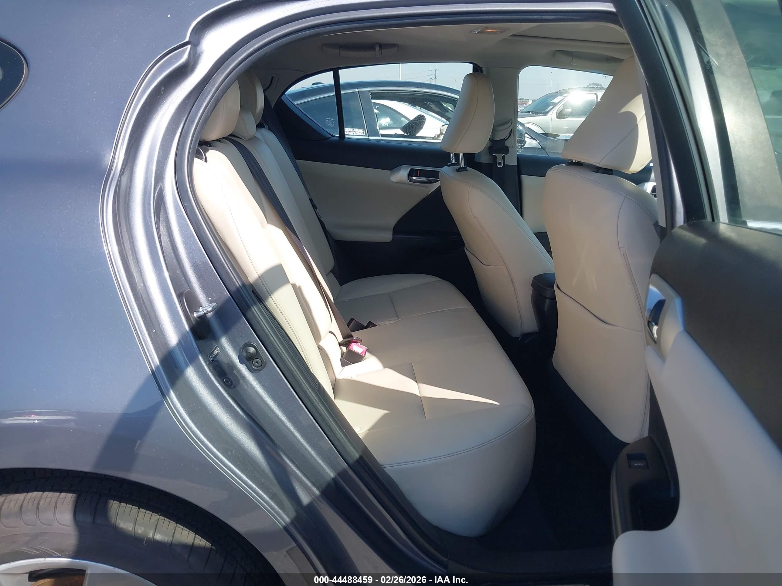 LEXUS CT image 8
