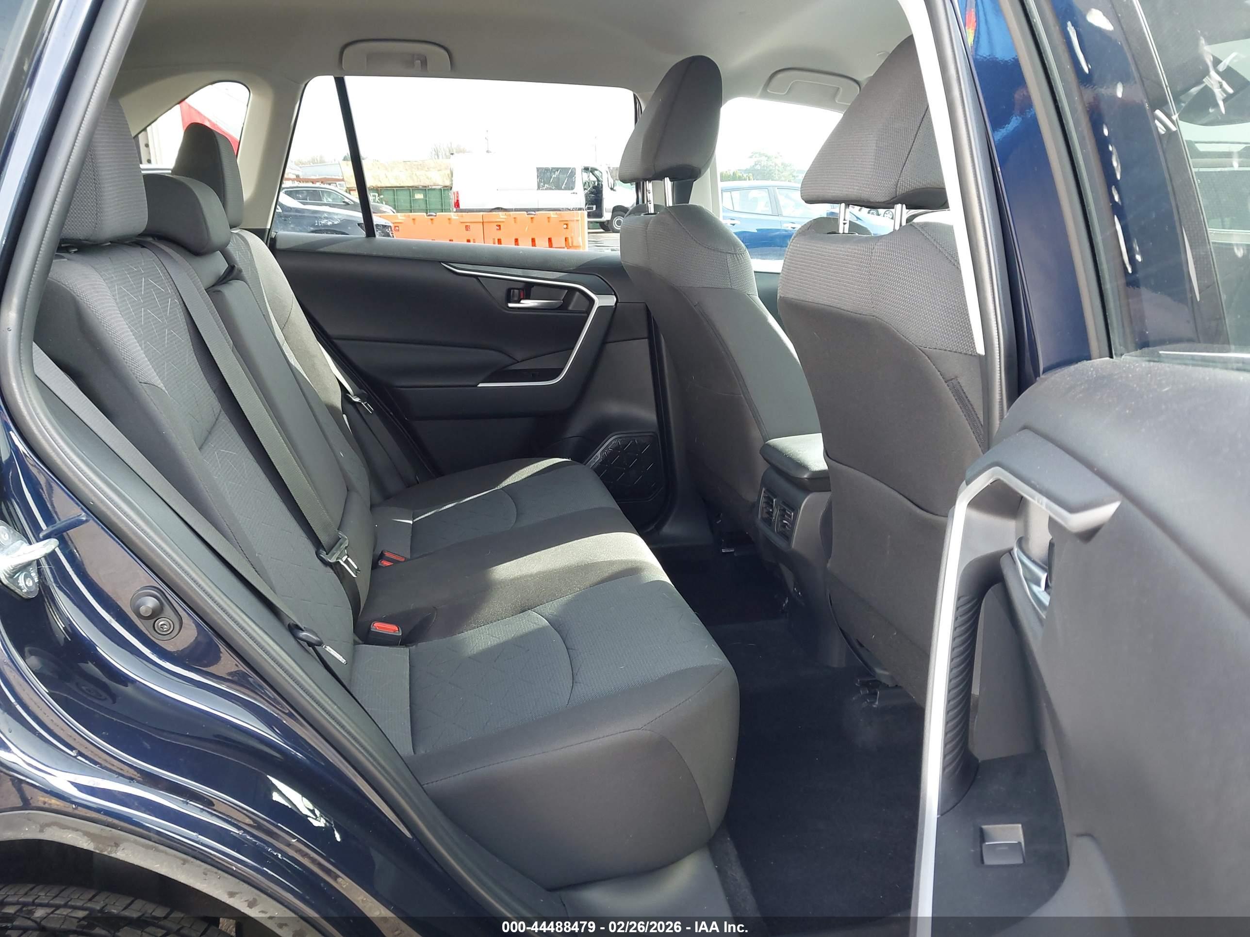 TOYOTA RAV4 image 8