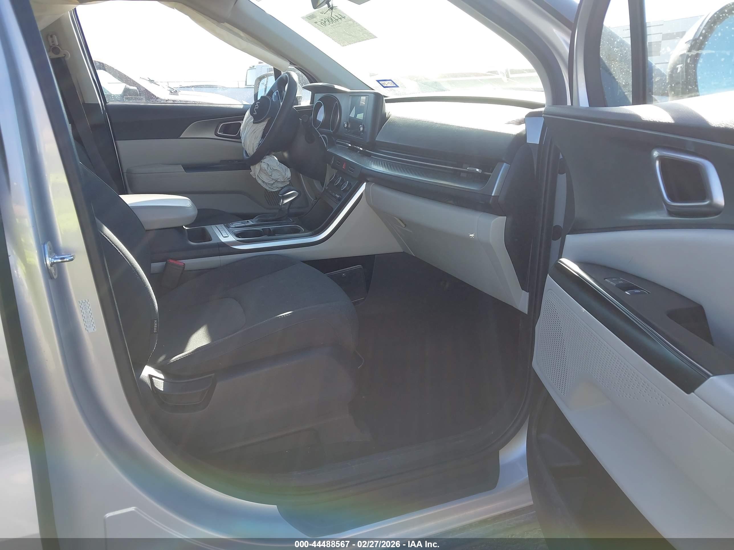 KIA CARNIVAL image 5