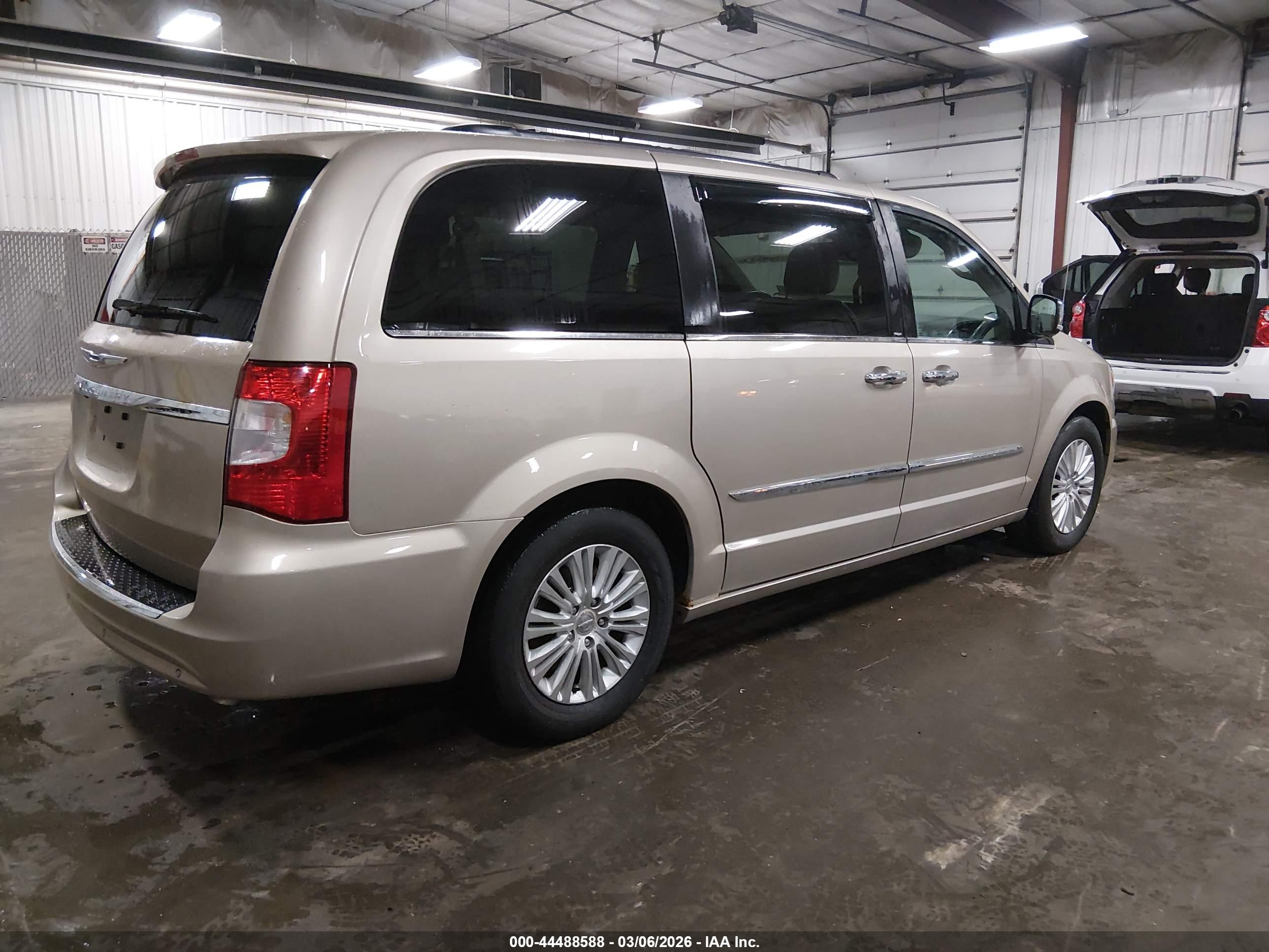 CHRYSLER TOWN image 4