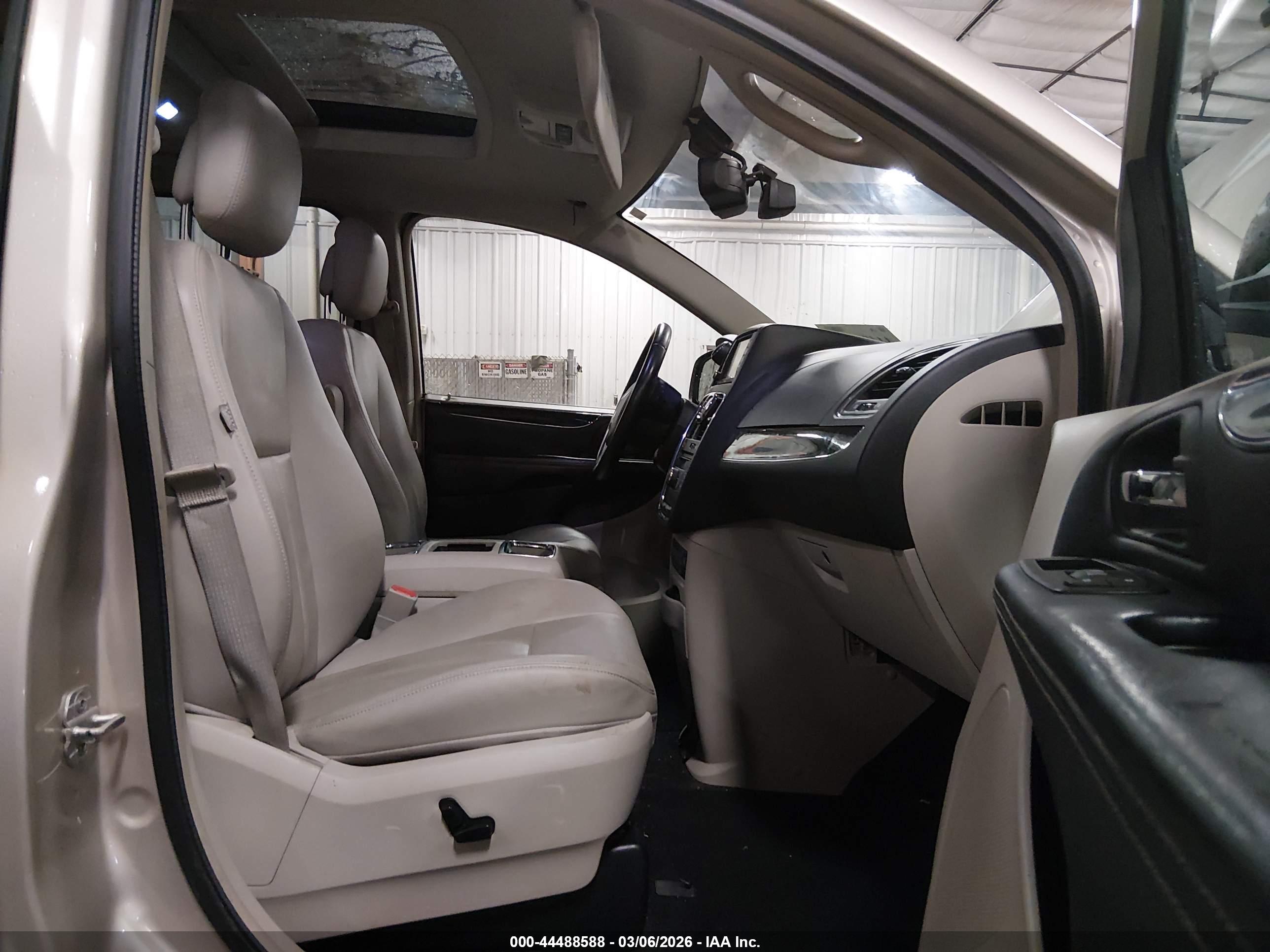 CHRYSLER TOWN image 5
