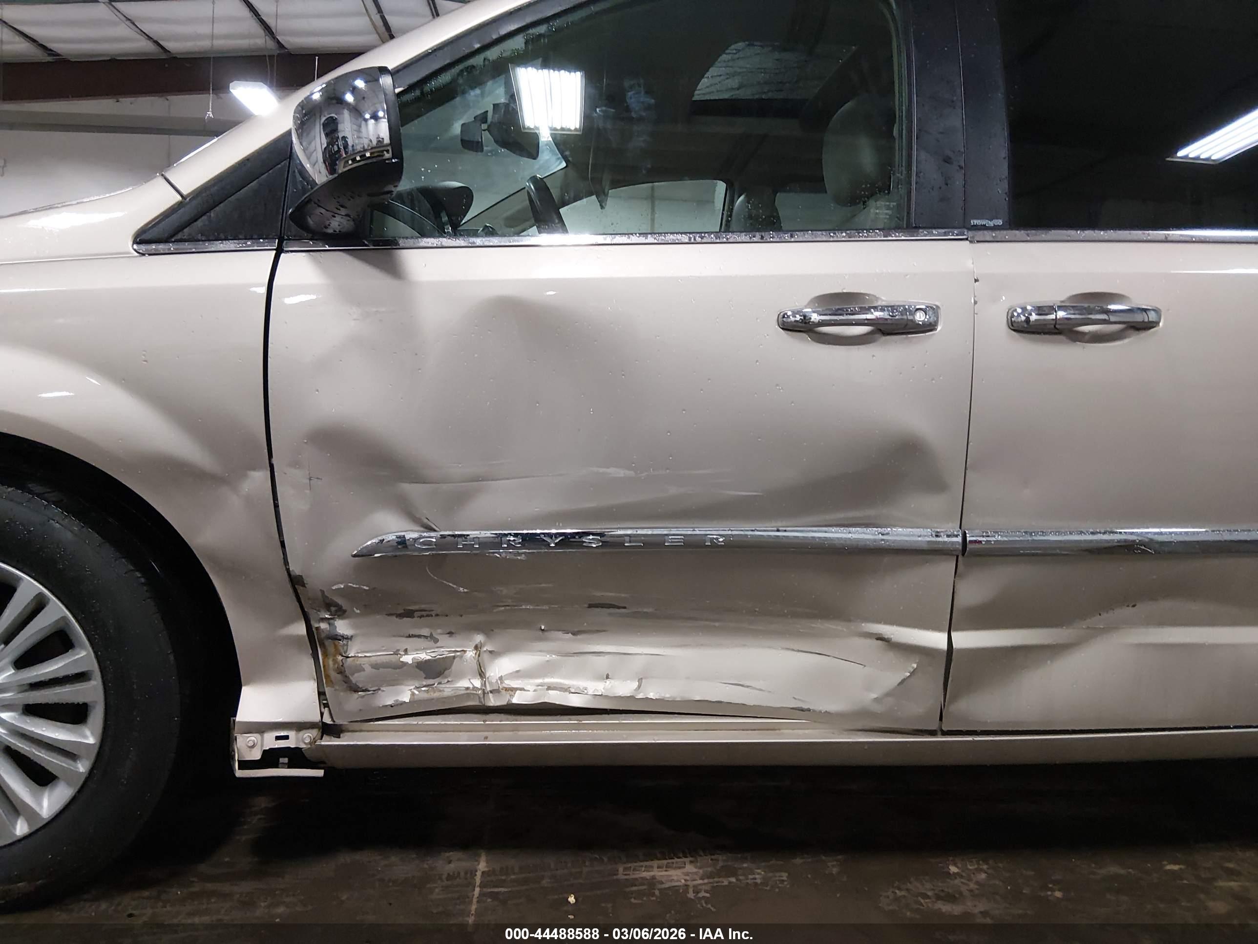 CHRYSLER TOWN image 6