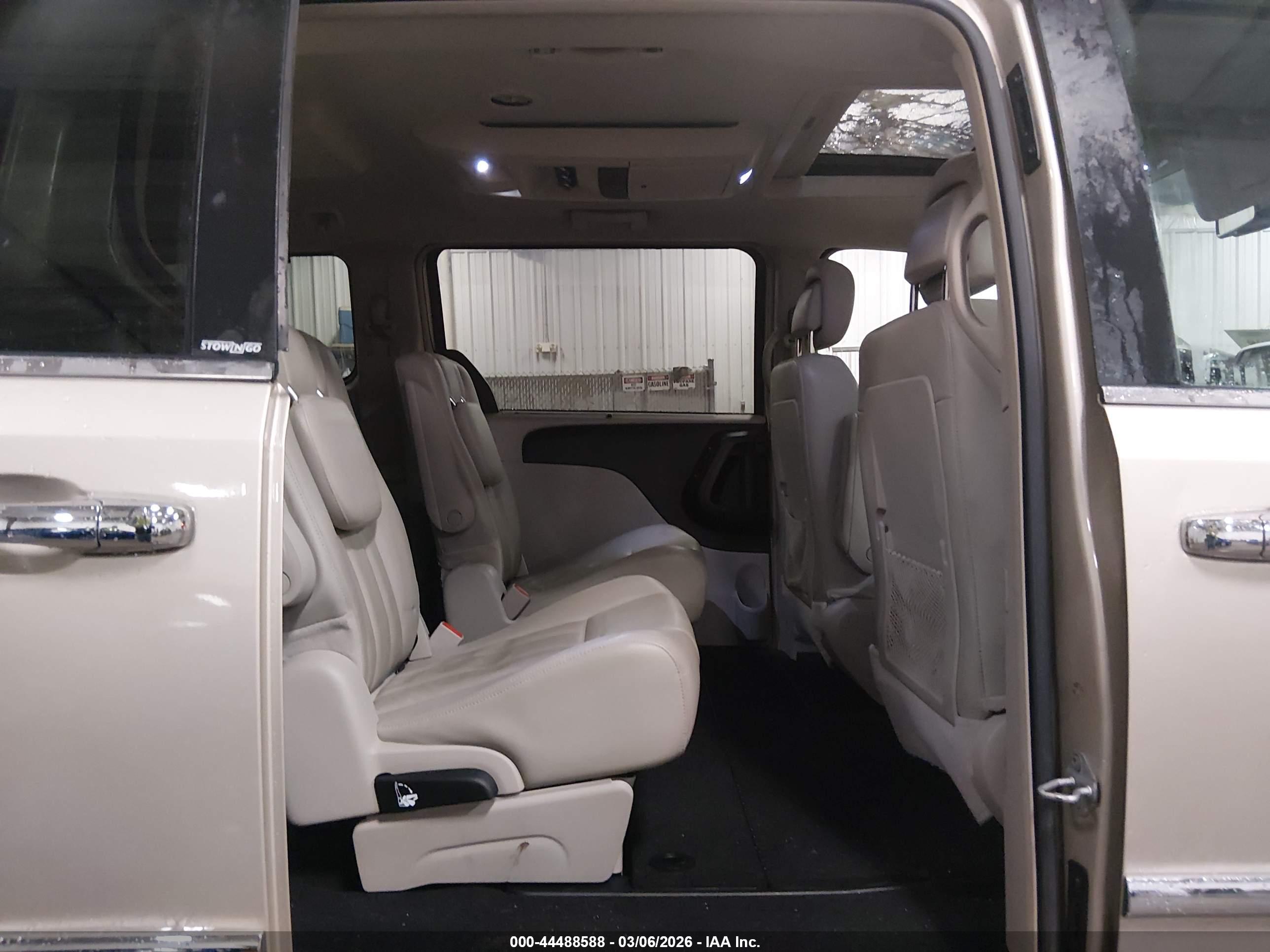 CHRYSLER TOWN image 8