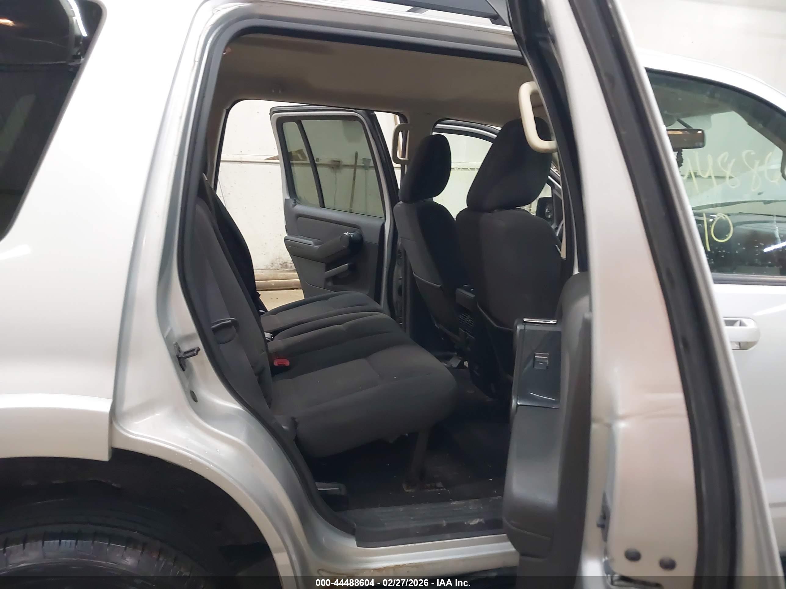 FORD EXPLORER image 8
