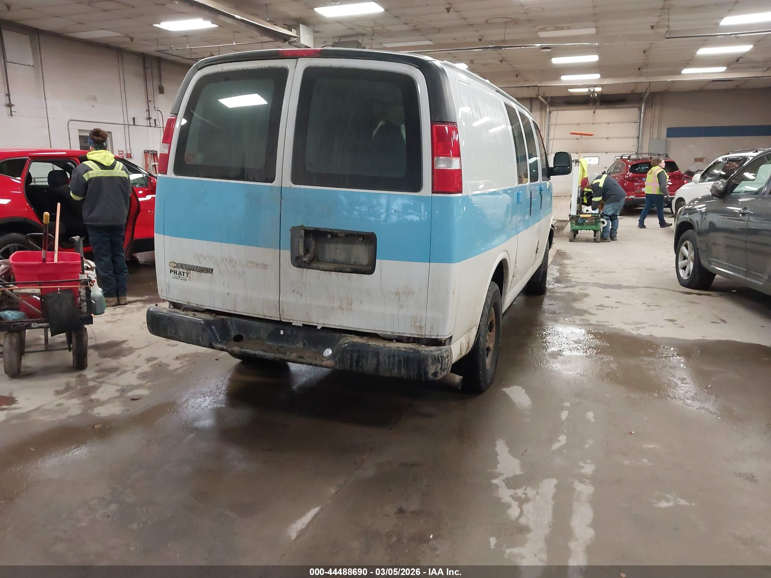 CHEVROLET EXPRESS image 4