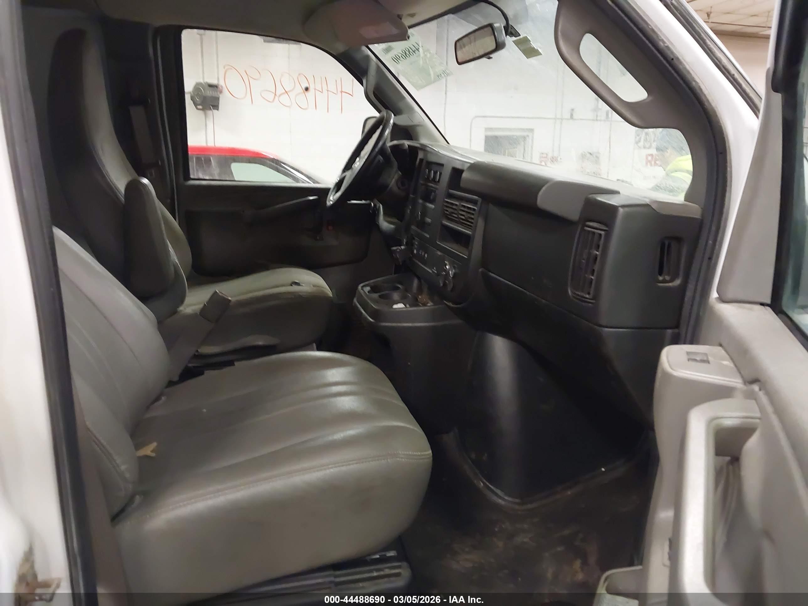 CHEVROLET EXPRESS image 5