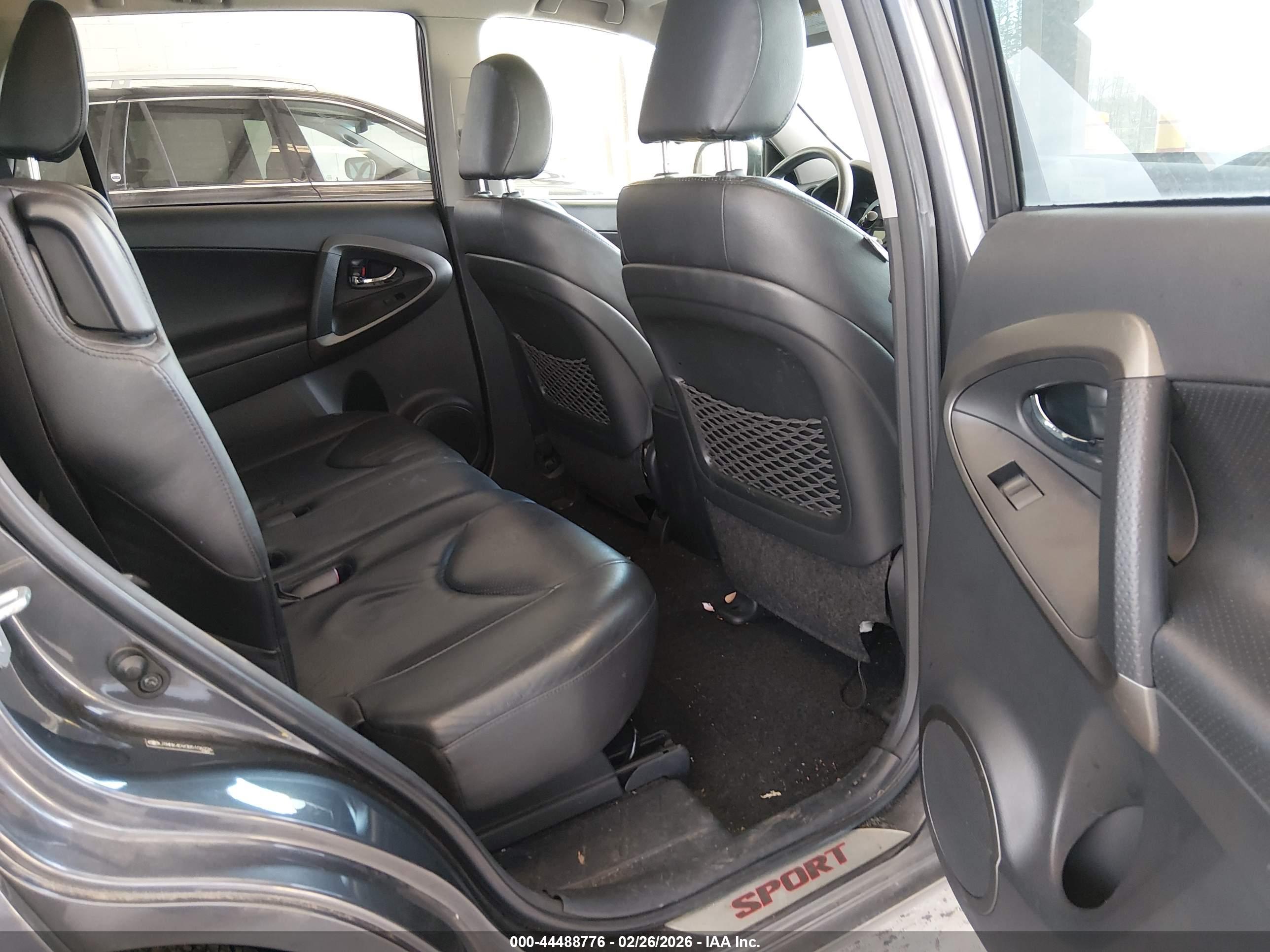TOYOTA RAV4 image 8