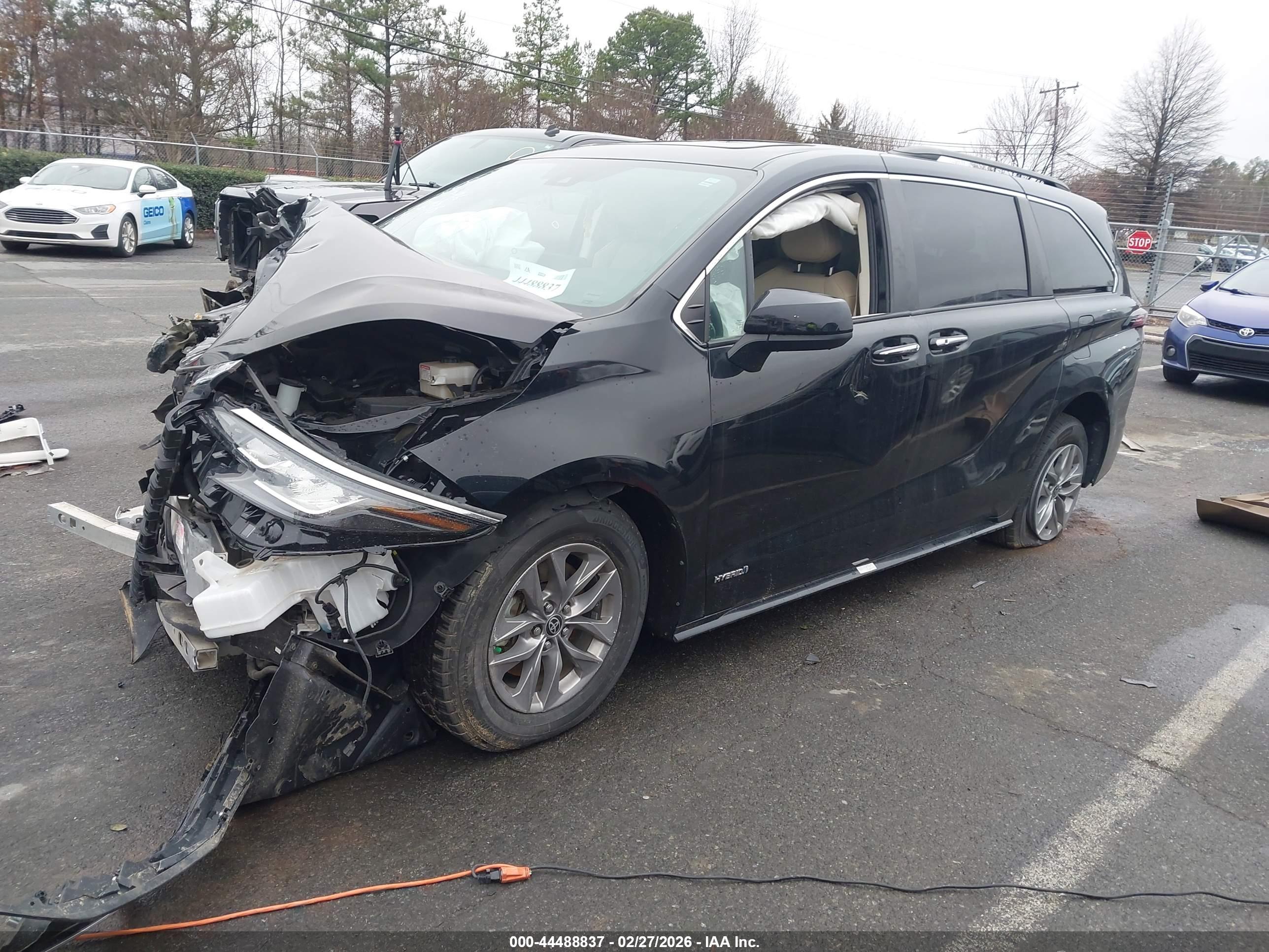TOYOTA SIENNA image 2