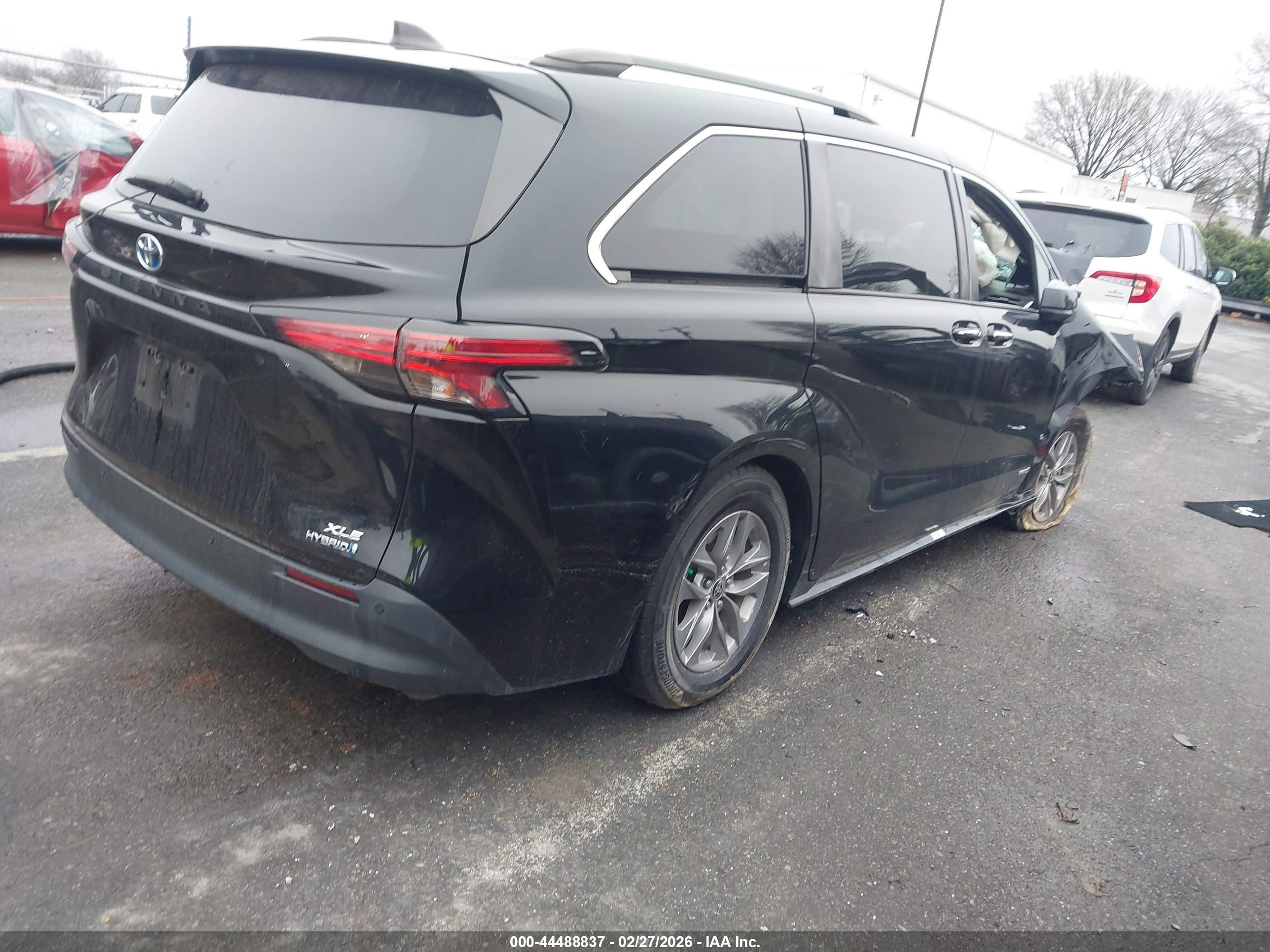 TOYOTA SIENNA image 4
